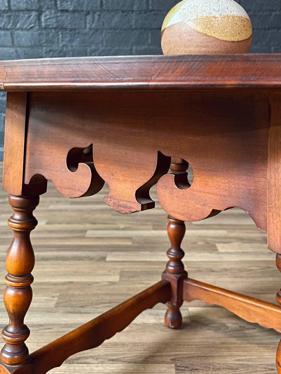 American Colonial Style Round Maple Side Table w/ Turned Legs en venta 2