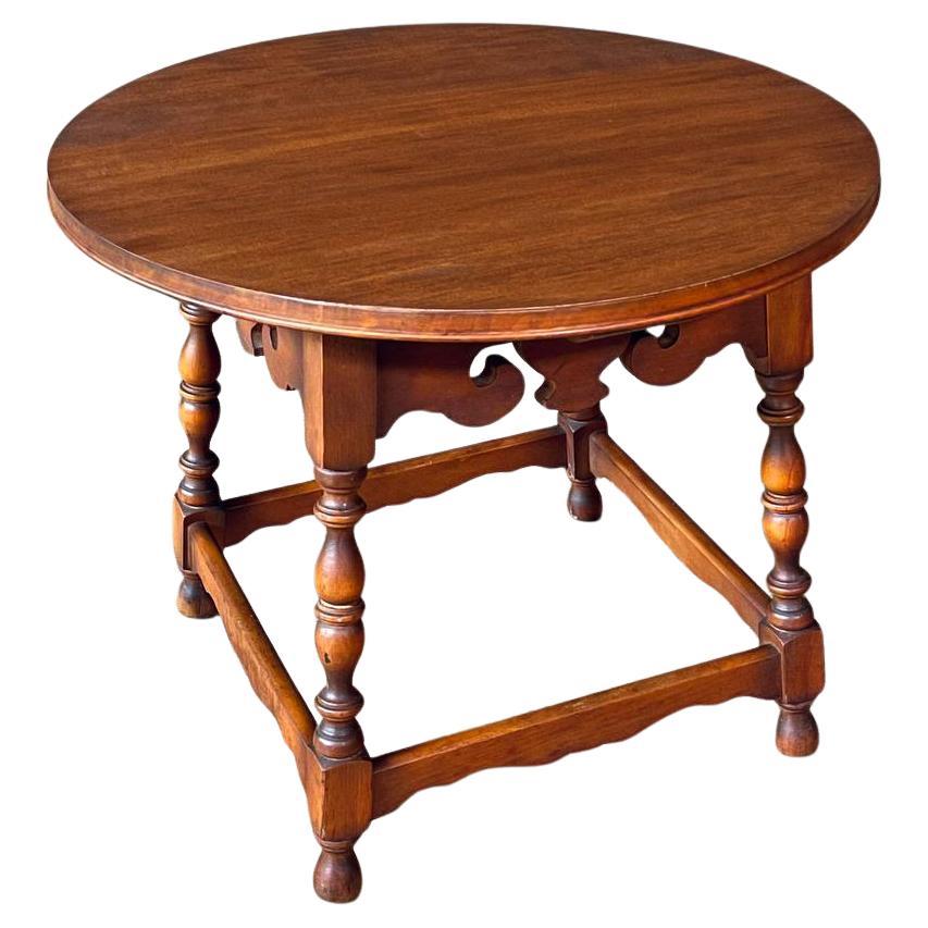 American Colonial Style Round Maple Side Table w/ Turned Legs en venta
