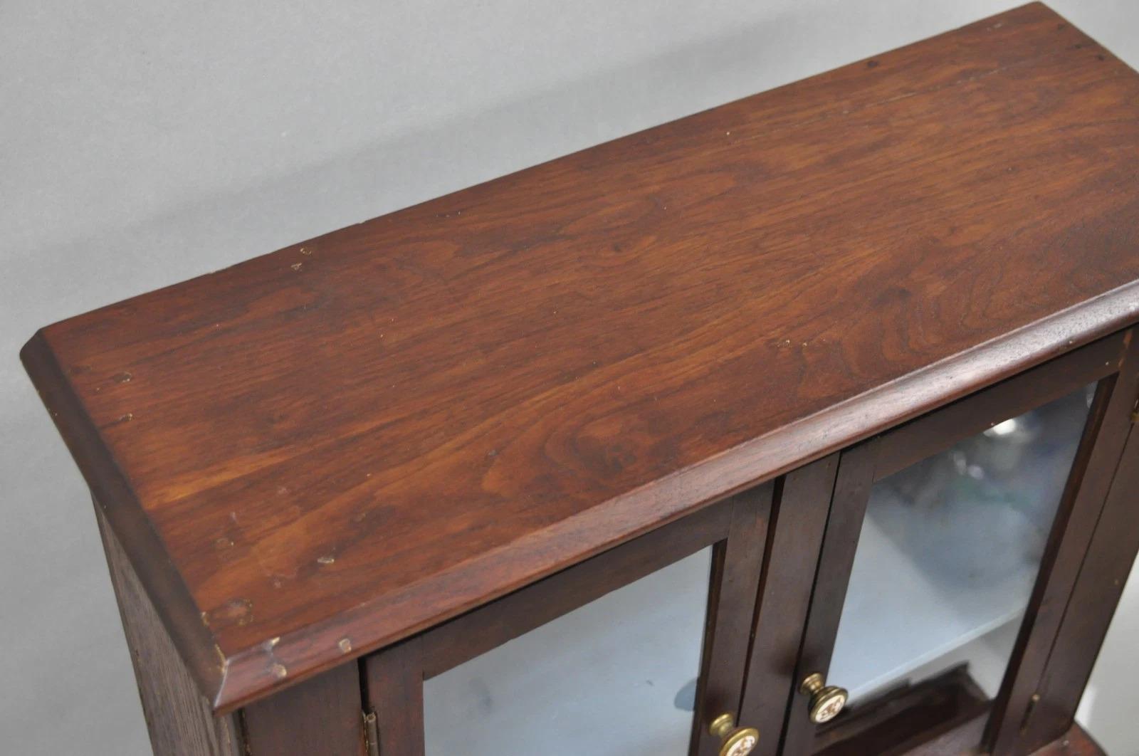 Mobile da esposizione in legno di noce di Coloni, campione di vendita di una credenza da farmacia in vendita 5