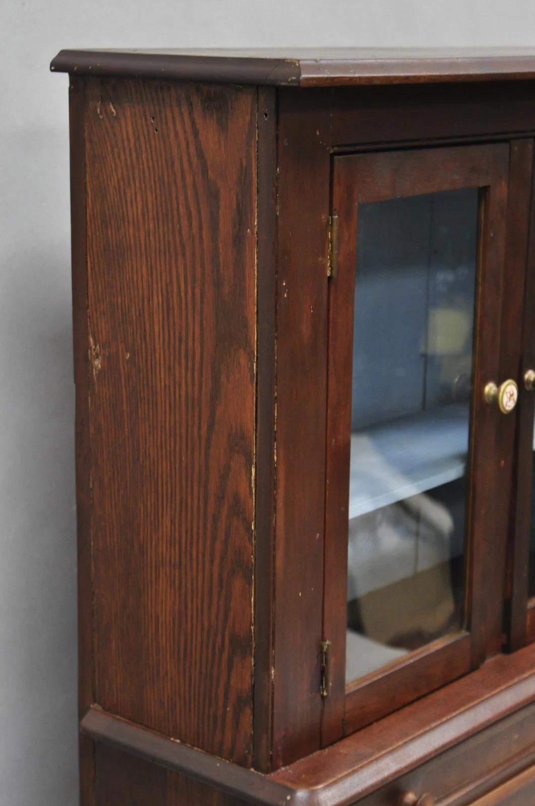 Mobile da esposizione in legno di noce di Coloni, campione di vendita di una credenza da farmacia in vendita 6