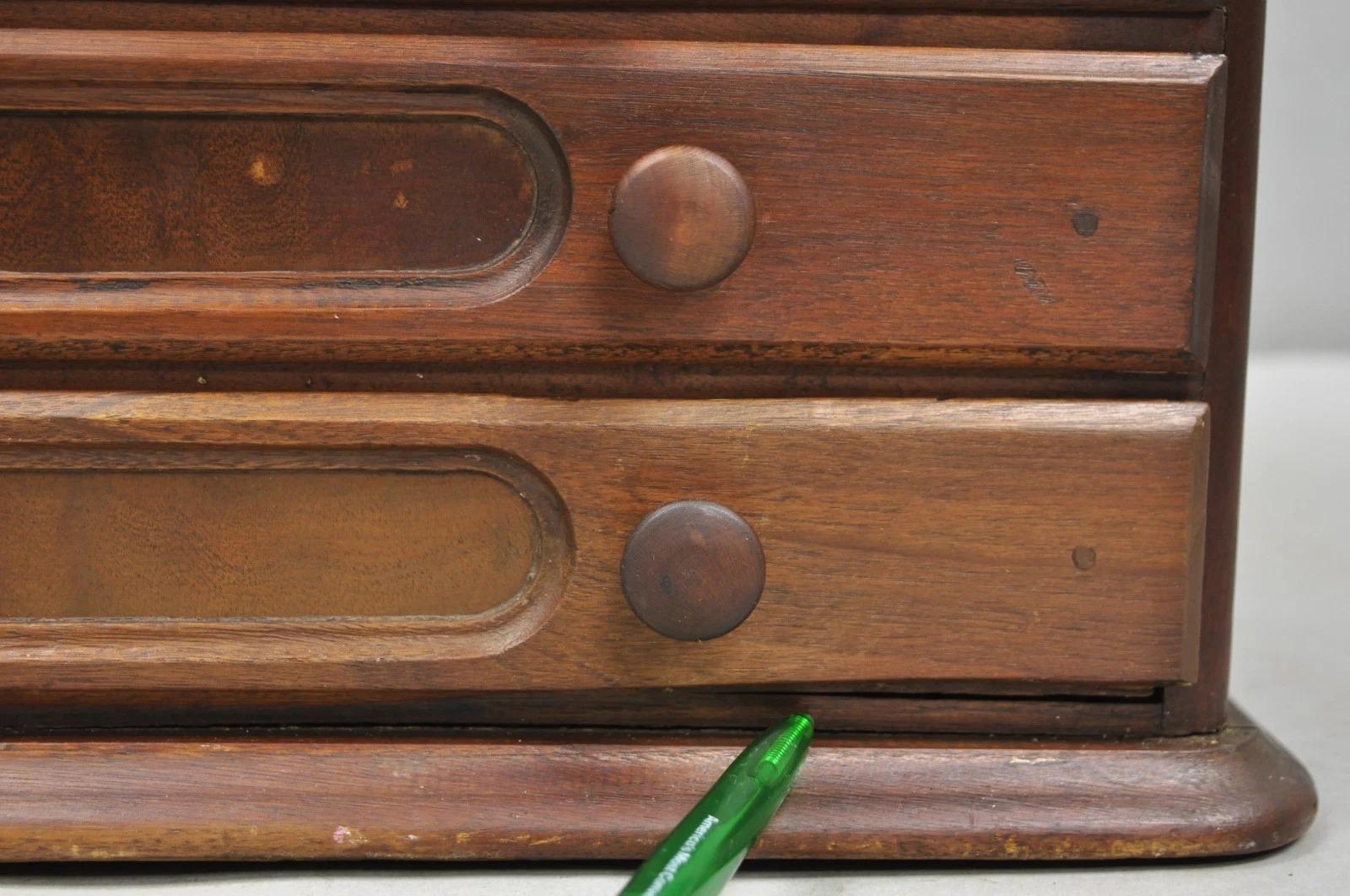 Mobile da esposizione in legno di noce di Coloni, campione di vendita di una credenza da farmacia in vendita 2