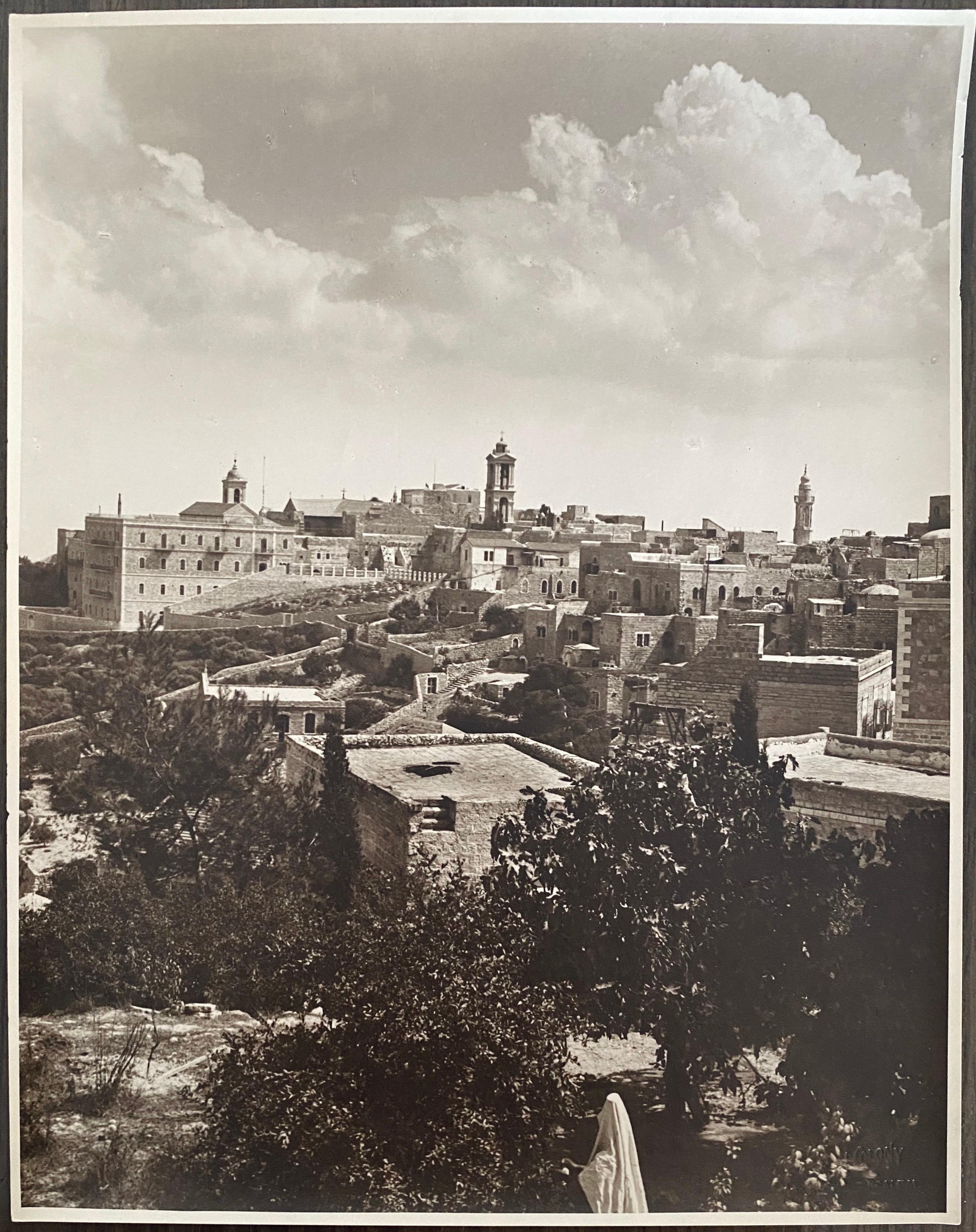 Grande photo albumen vintage de paysage de Jérusalem - Photograph de American Colony Jerusalem