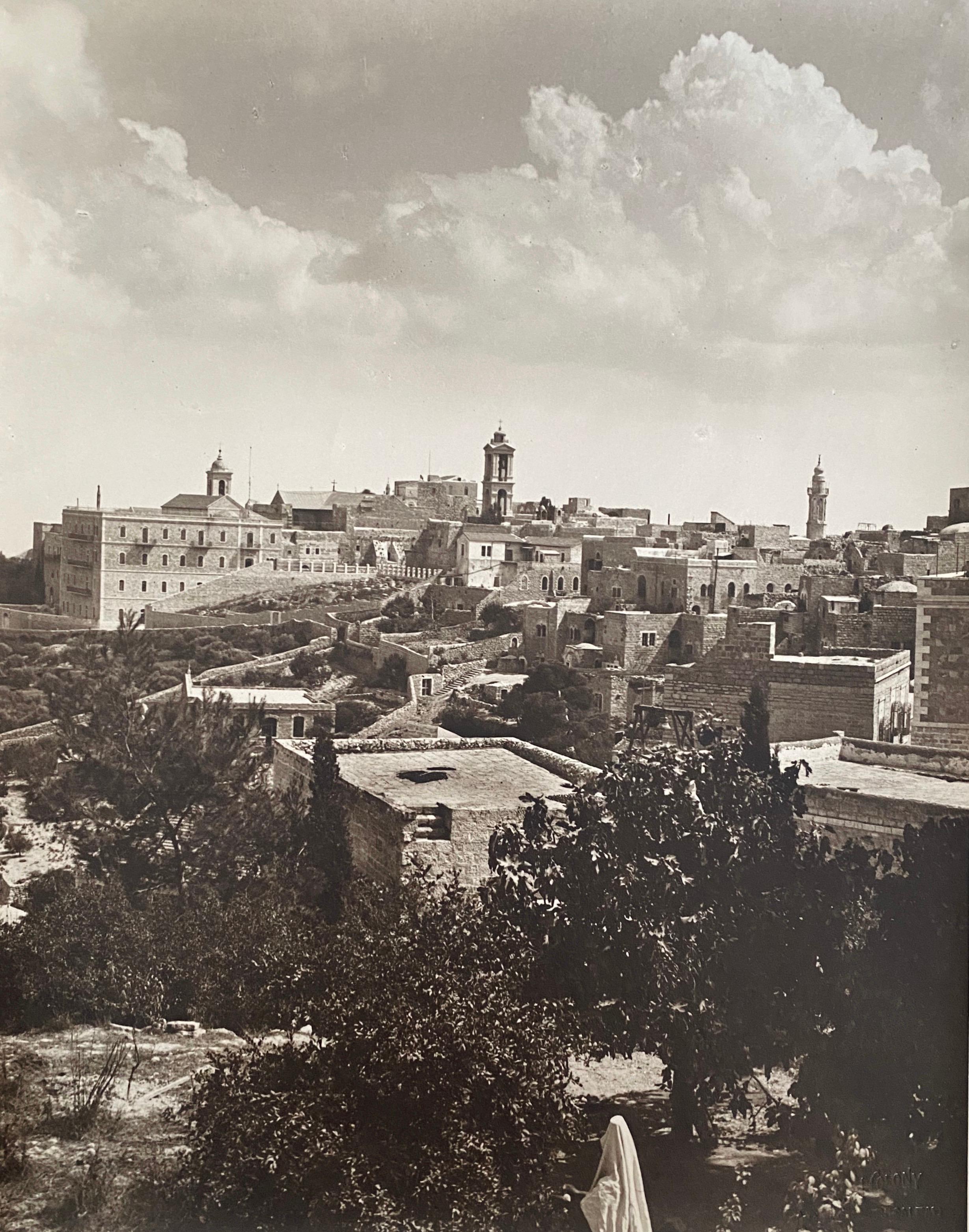Grande photo albumen vintage de paysage de Jérusalem - Académique Photograph par American Colony Jerusalem