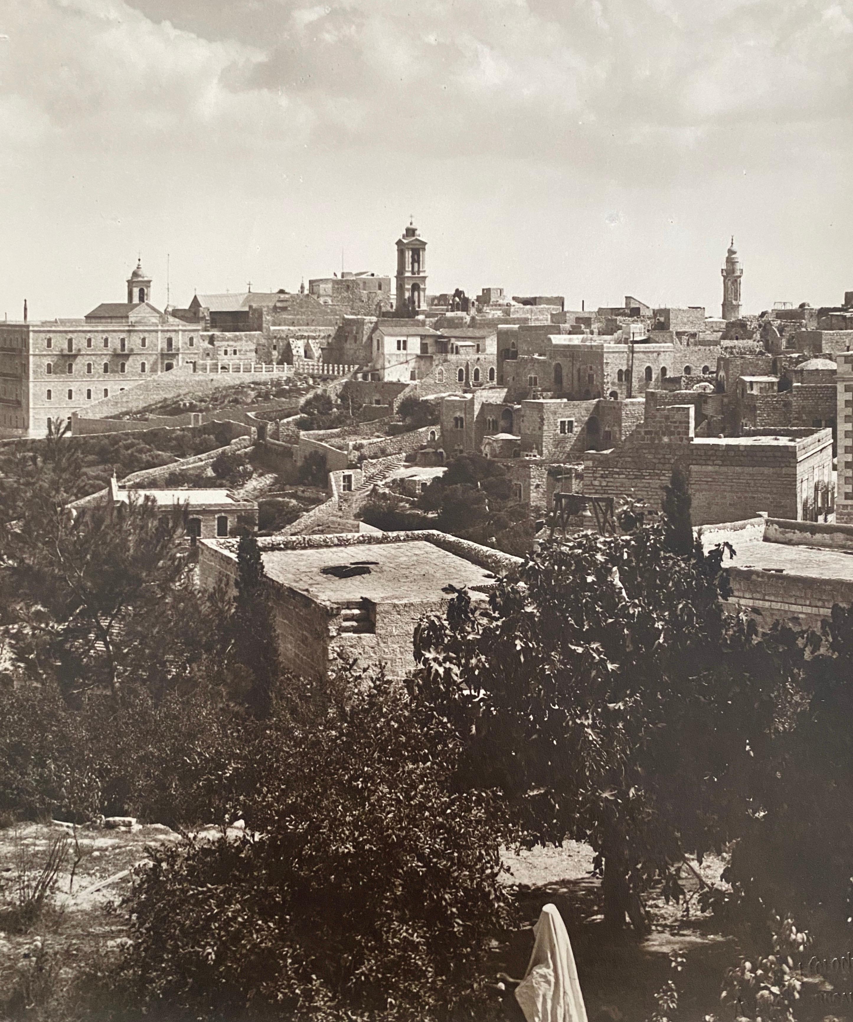 Grande photo albumen vintage de paysage de Jérusalem - Gris Black and White Photograph par American Colony Jerusalem