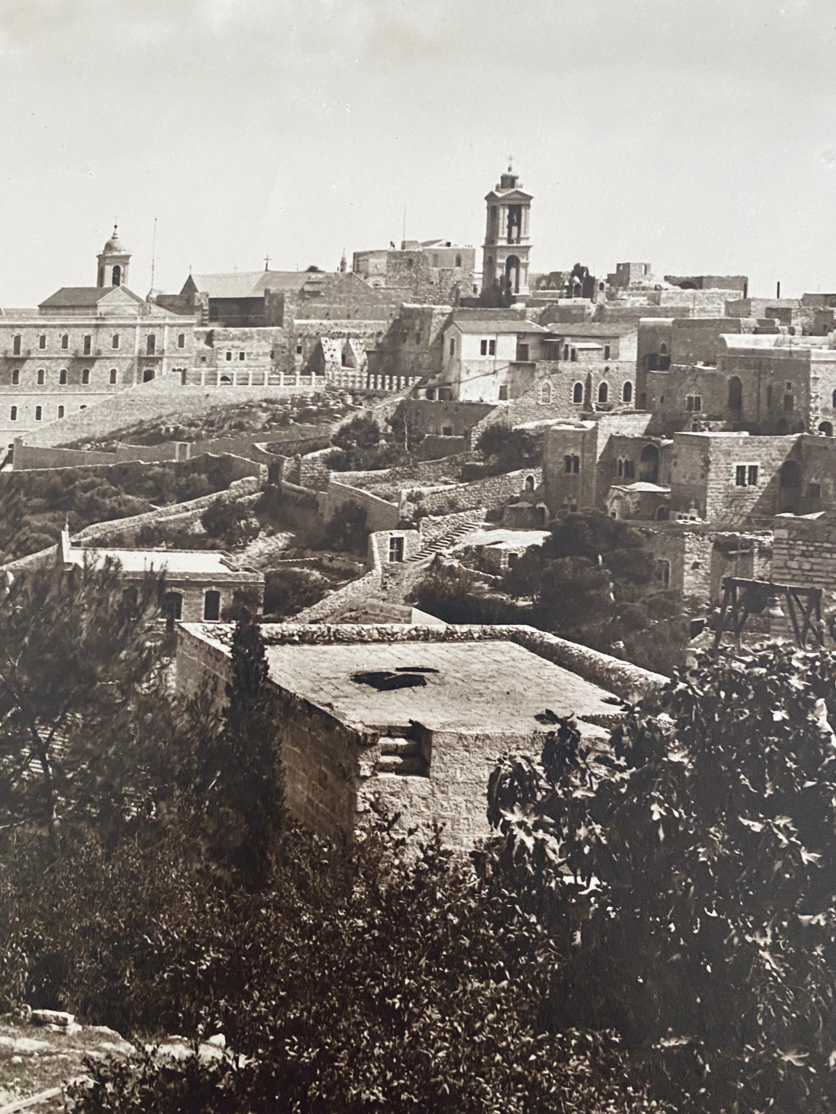 L'Original American Coloni était une colonie établie à Jérusalem en 1881 par les membres d'une société utopique dirigée par Anna et Horatio Spafford. Devenu un hôtel à Jérusalem-Est, il est toujours connu sous ce nom aujourd'hui.

Après avoir subi
