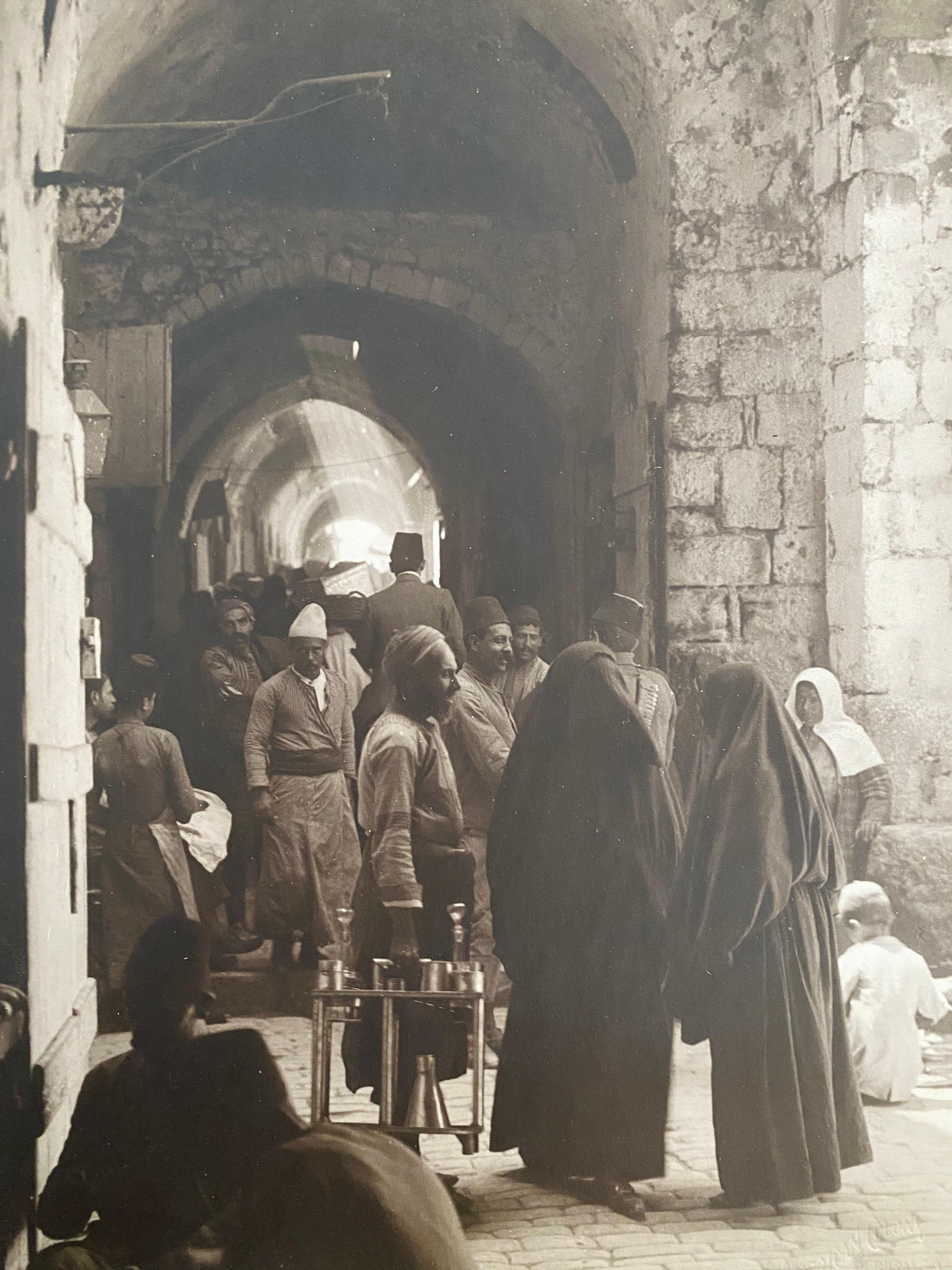 Großes Albumen-Foto im Vintage-Stil – Via Dolorosa in der Station der Bross. Jerusalem – Photograph von American Colony Jerusalem