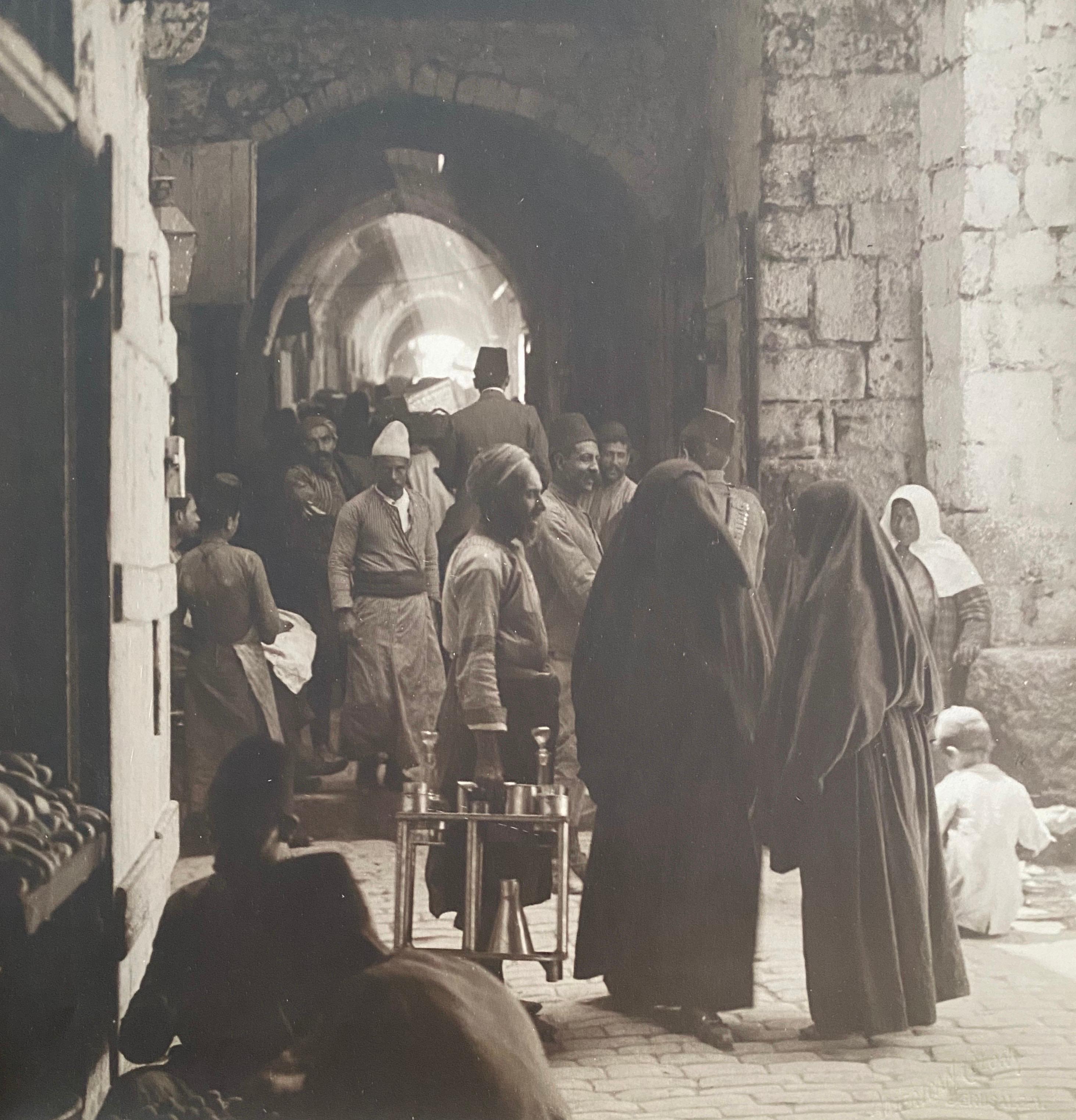 Großes Albumen-Foto im Vintage-Stil – Via Dolorosa in der Station der Bross. Jerusalem (Akademisch), Photograph, von American Colony Jerusalem