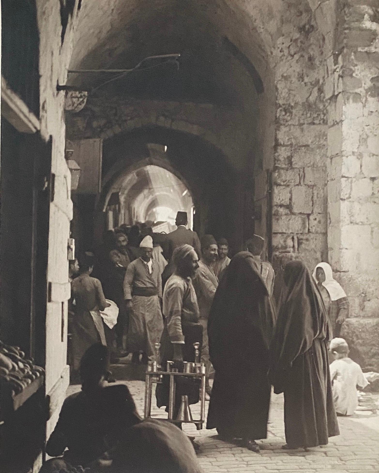 Großes Albumen-Foto im Vintage-Stil – Via Dolorosa in der Station der Bross. Jerusalem (Schwarz), Black and White Photograph, von American Colony Jerusalem