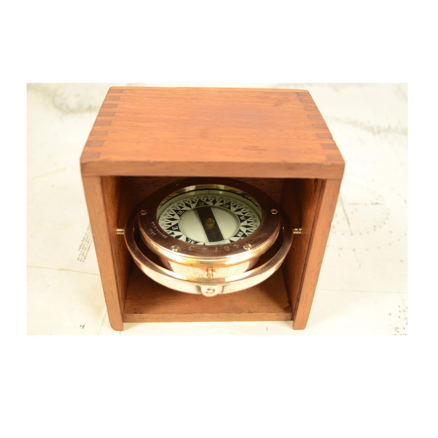 American Compass from the Early 1900s Brass with Wooden Box In Good Condition In Milan, IT