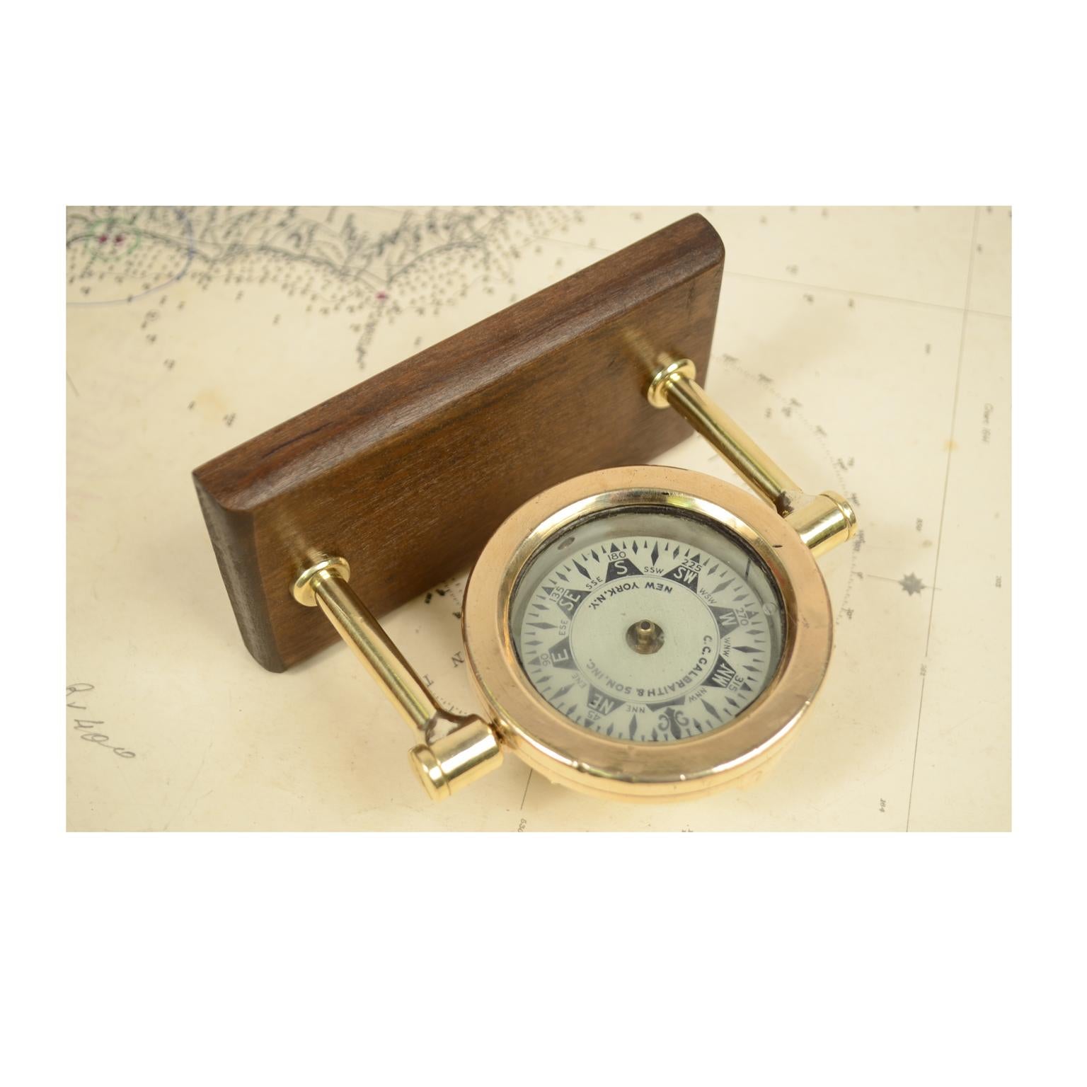 American Compass from the Early 1900s Made of Brass Mounted on a Walnut Board In Good Condition In Milan, IT