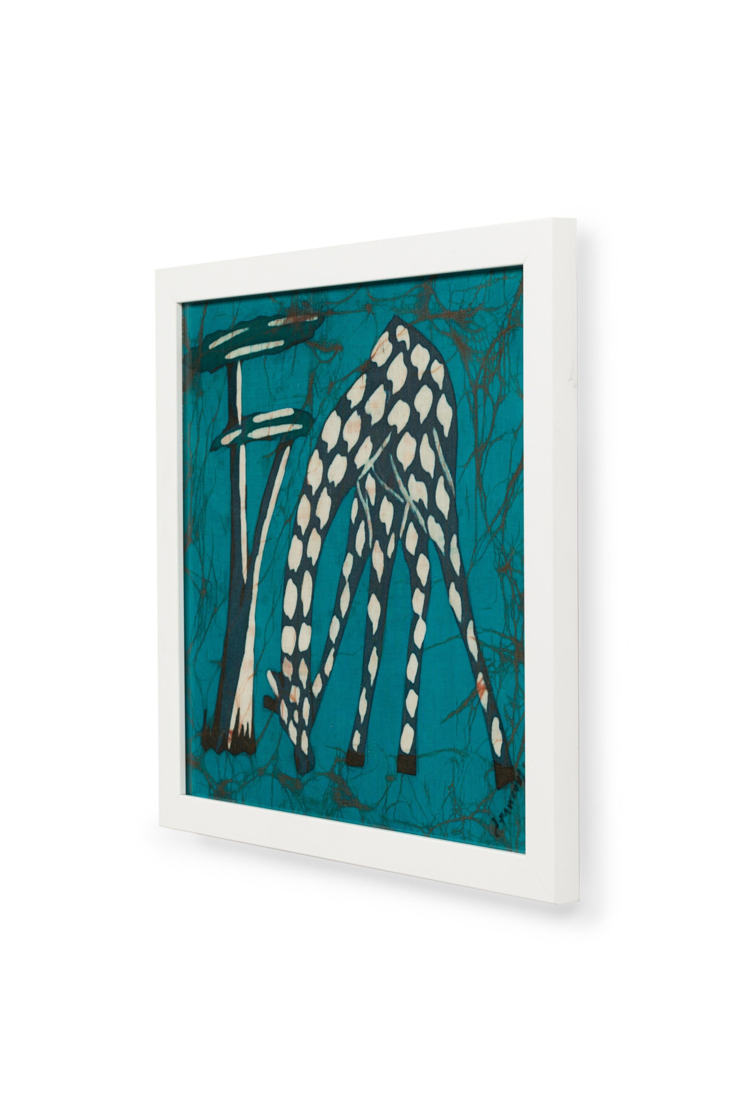 Cuadro abstracto contemporáneo americano enmarcado en blanco de una jirafa comiendo hierba junto a un árbol, con fondo azul y negro (Similar a NWL7298B)