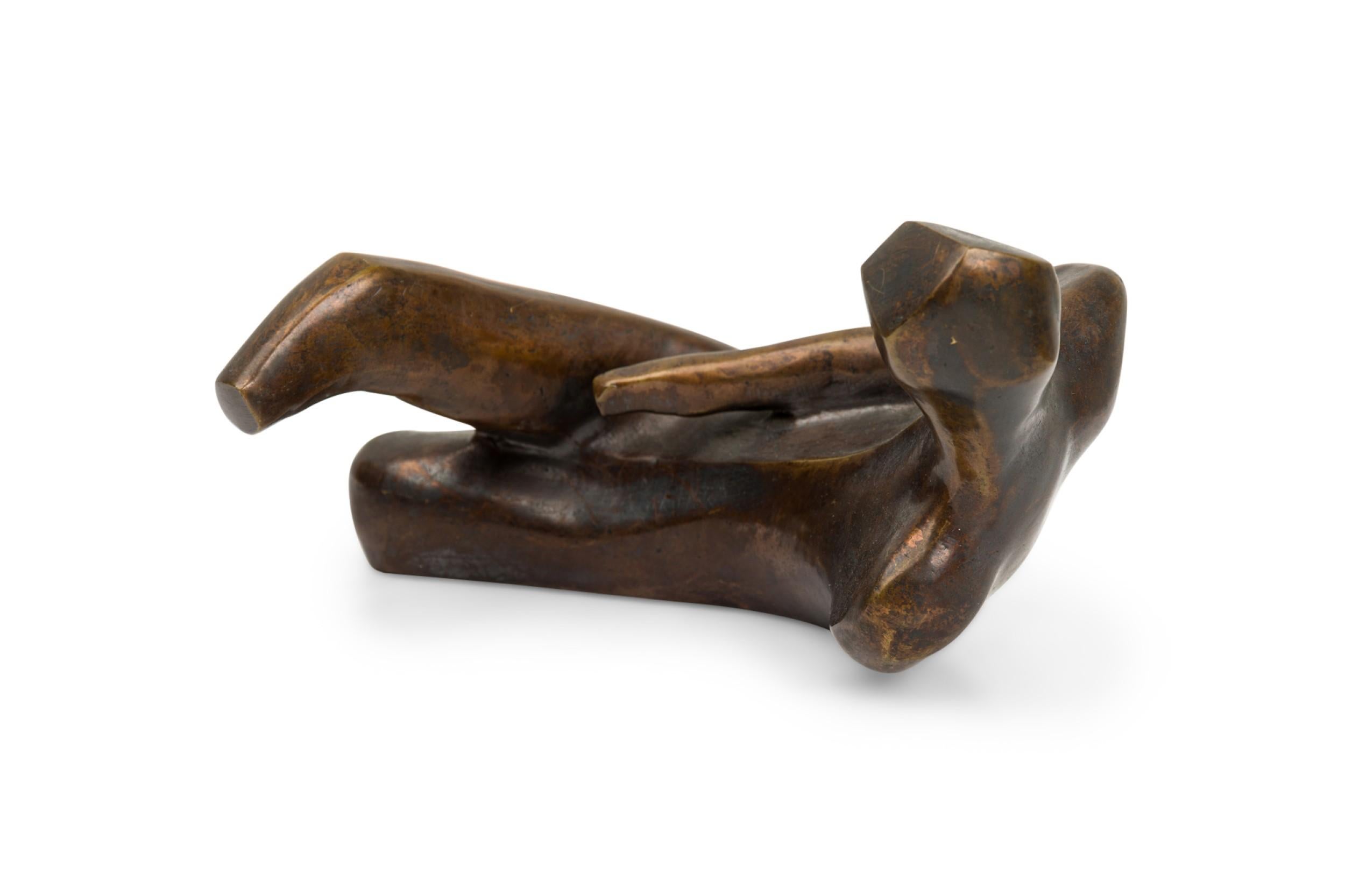 Sculpture moderniste contemporaine américaine en bronze à patine brune représentant un homme allongé sur le côté, une jambe en avant et l'autre repliée derrière lui (non signée).