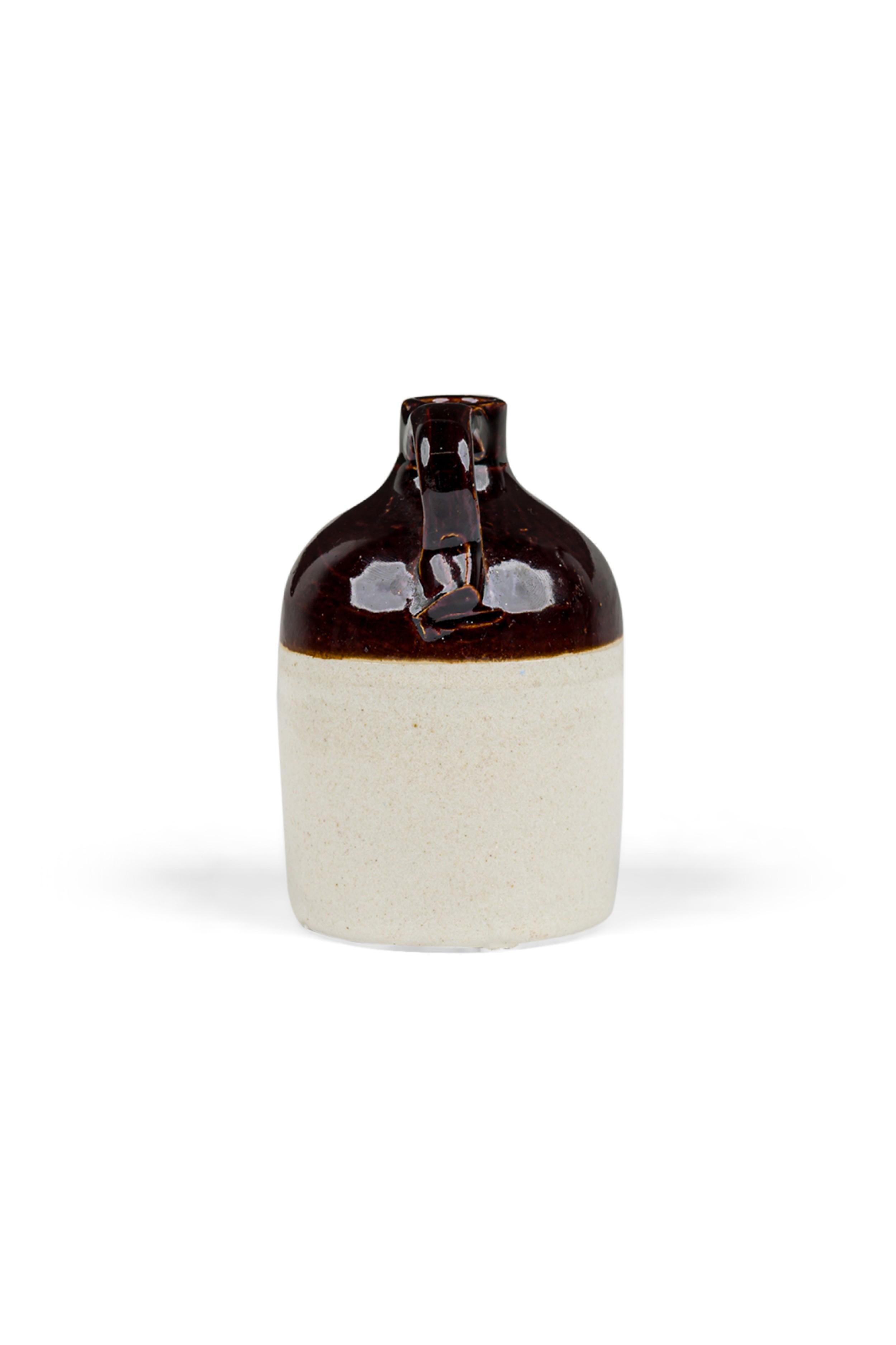 Américain Pichet miniature en grès pour céramique AM Contemporary en vente