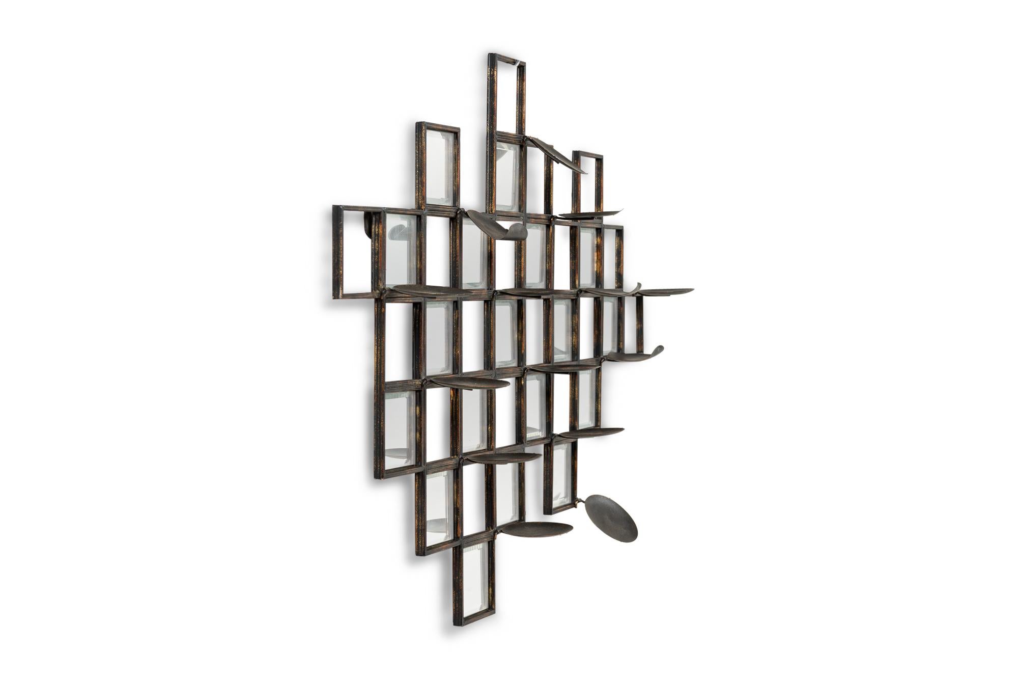 Sculpture murale AM Contemporary avec un motif en damier dont certains espaces sont dotés d'un miroir avec des cercles prolongés pour accueillir des bougies.