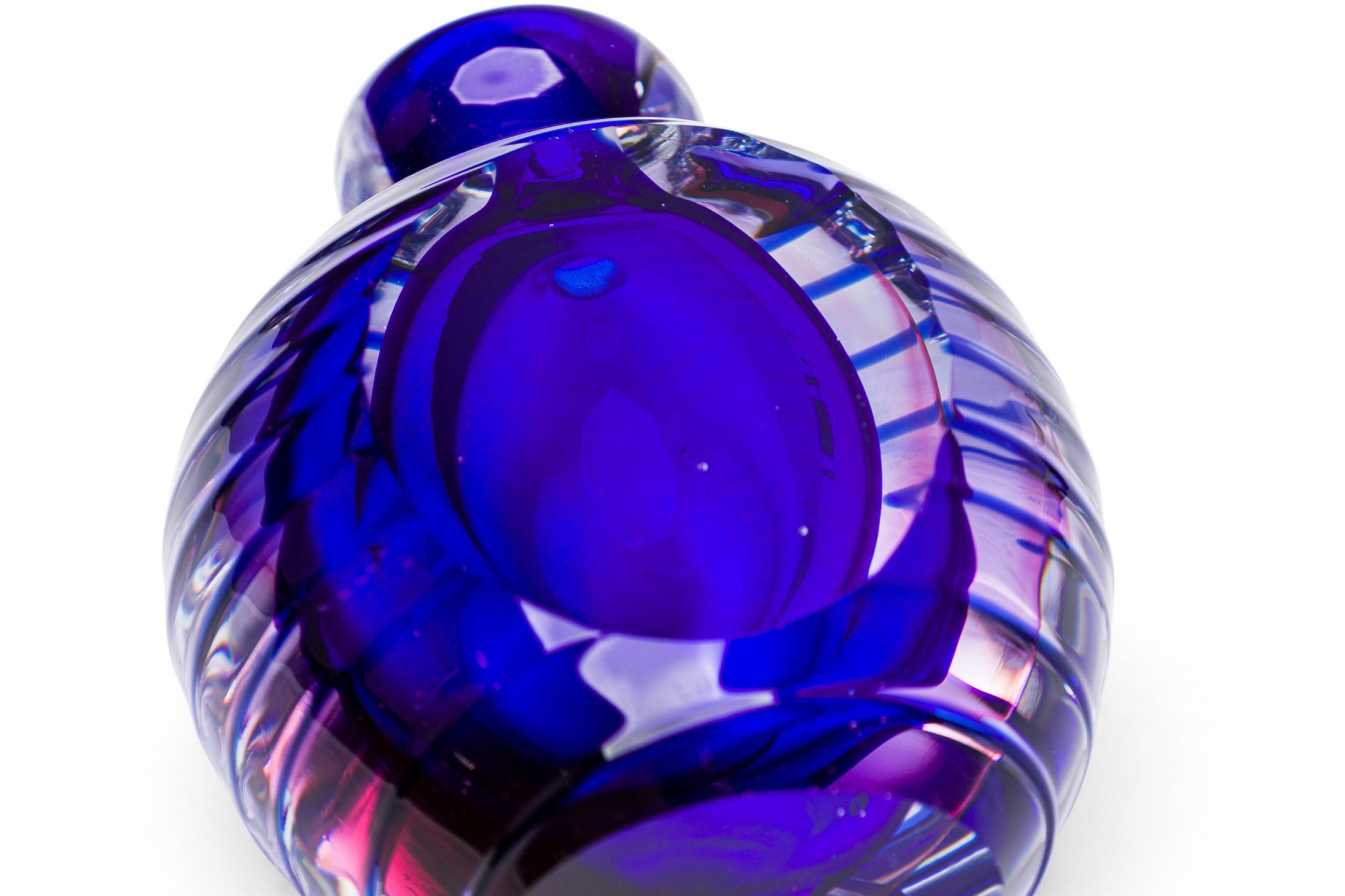 Amerikanische Contemporary farbigen Kristall Parfümflasche im Angebot 5