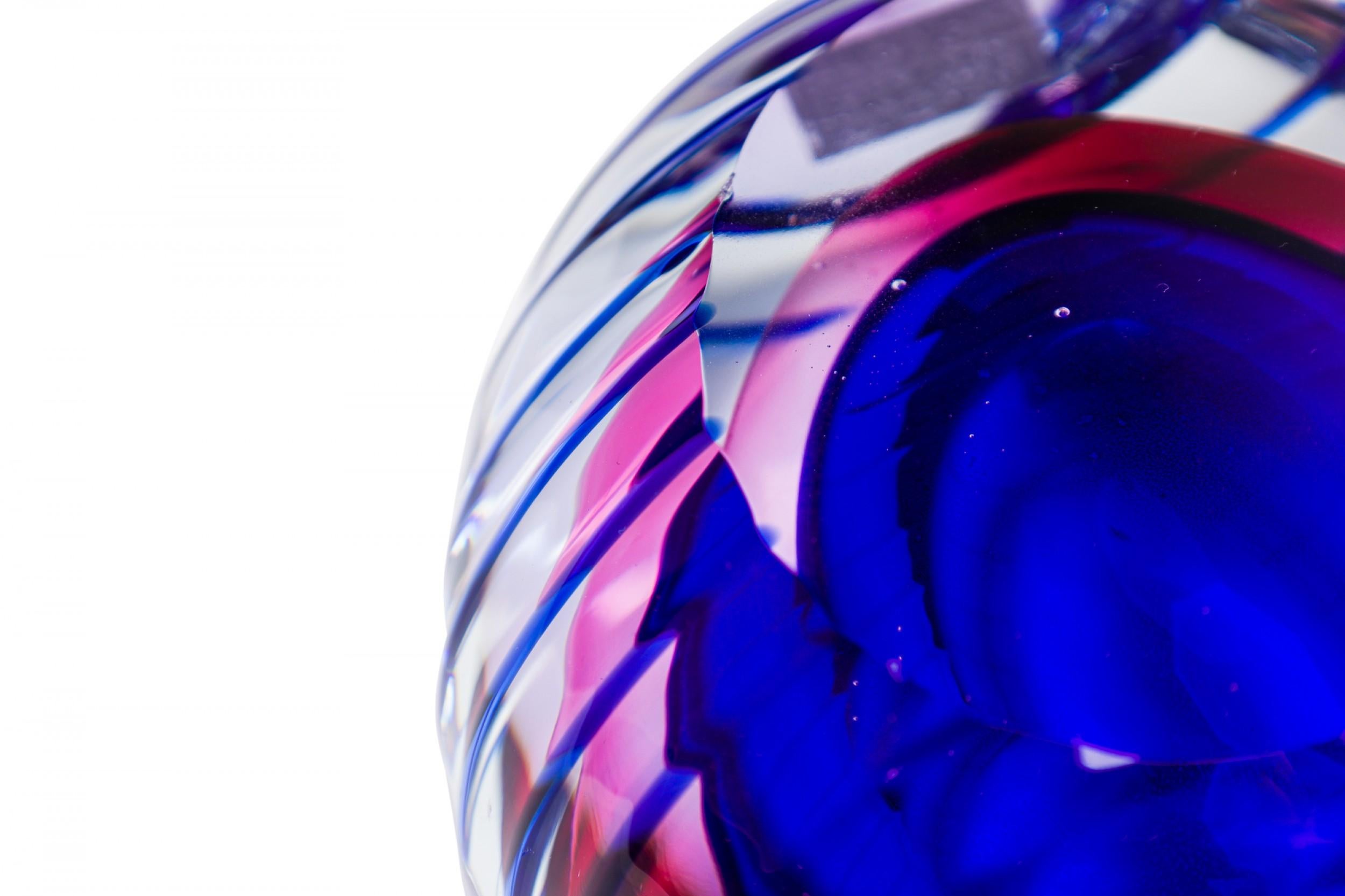 Amerikanische Contemporary farbigen Kristall Parfümflasche im Angebot 3