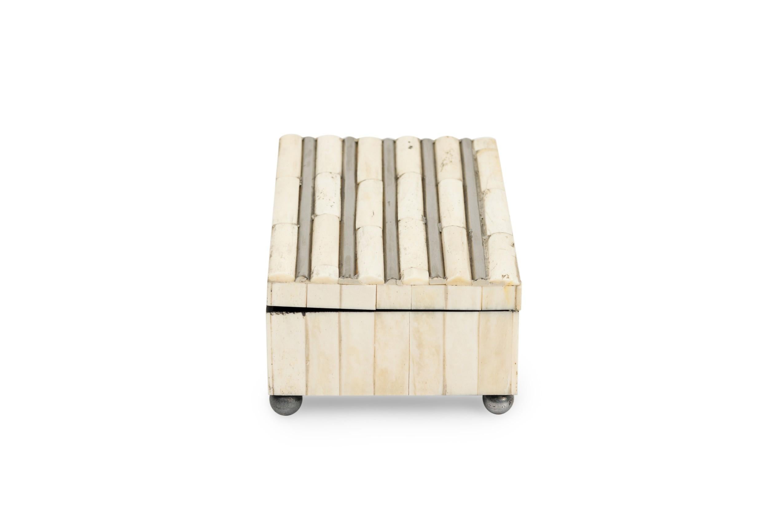 Mid-Century moderno Scatola decorativa in finto osso AM Contemporary in vendita