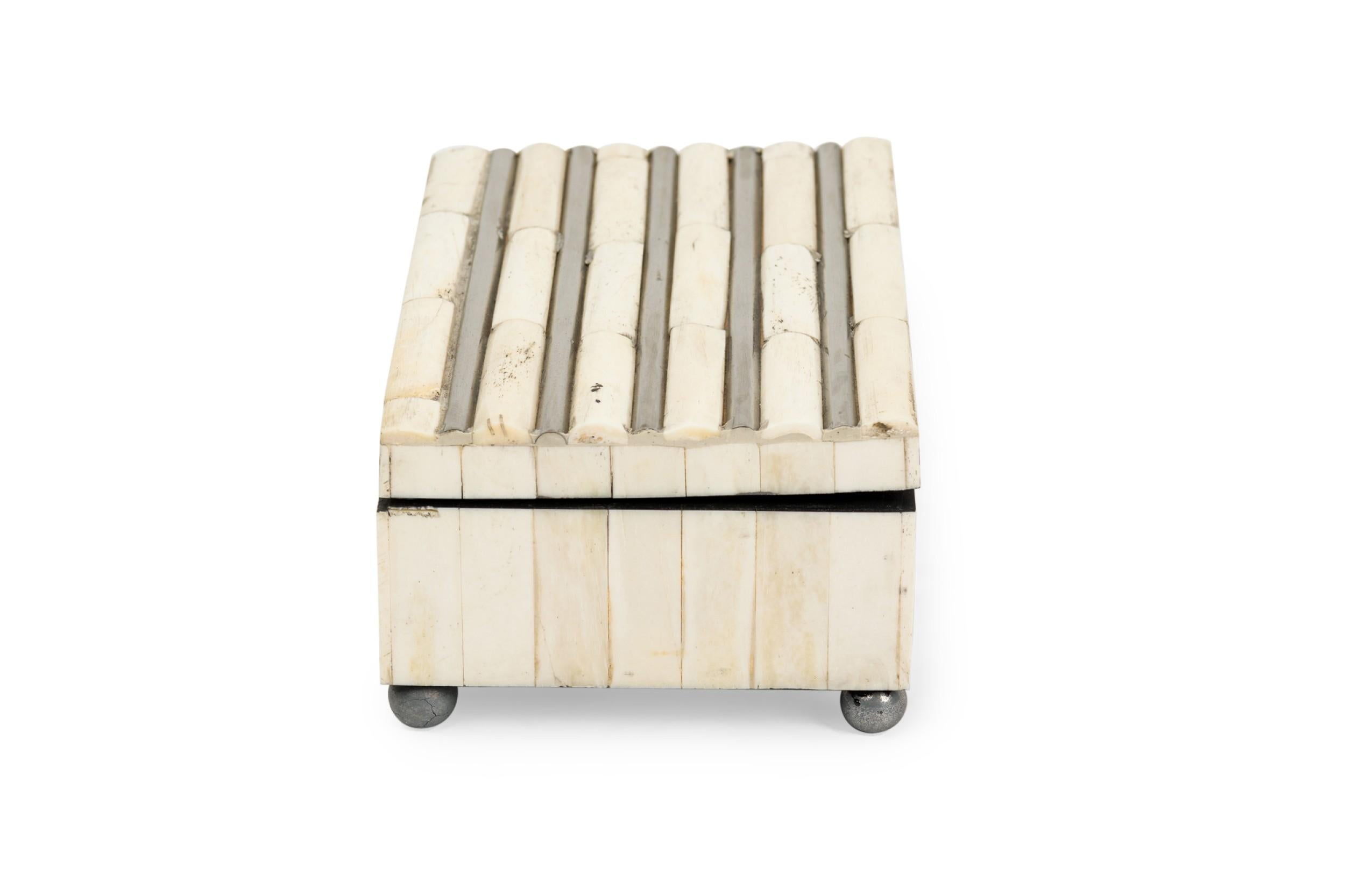 Scatola decorativa in finto osso AM Contemporary In condizioni buone in vendita a Queens, NY