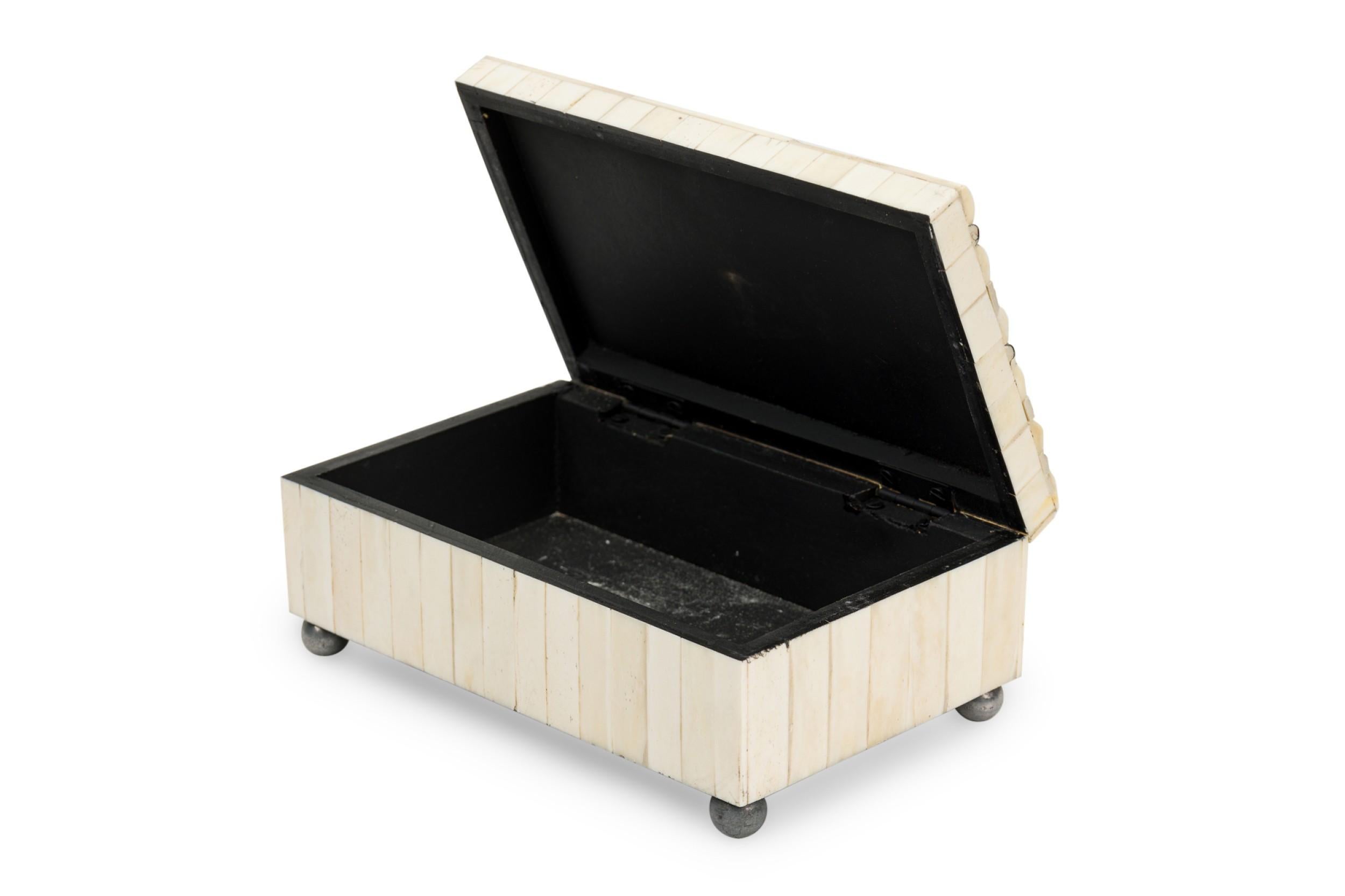 XX secolo Scatola decorativa in finto osso AM Contemporary in vendita