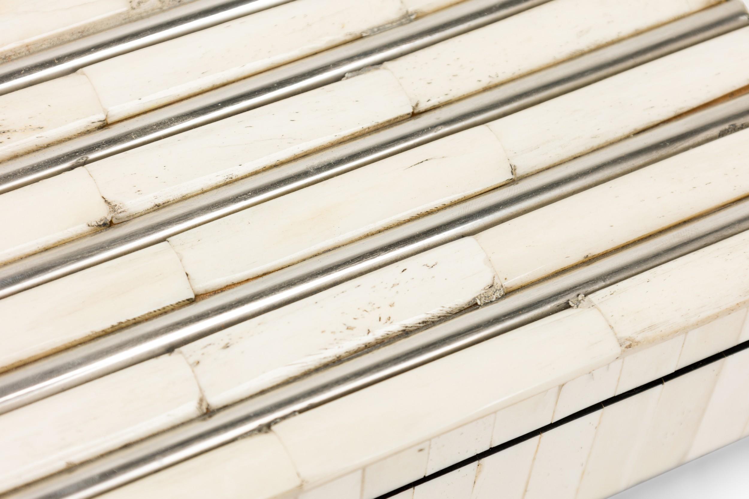 Osso Scatola decorativa in finto osso AM Contemporary in vendita