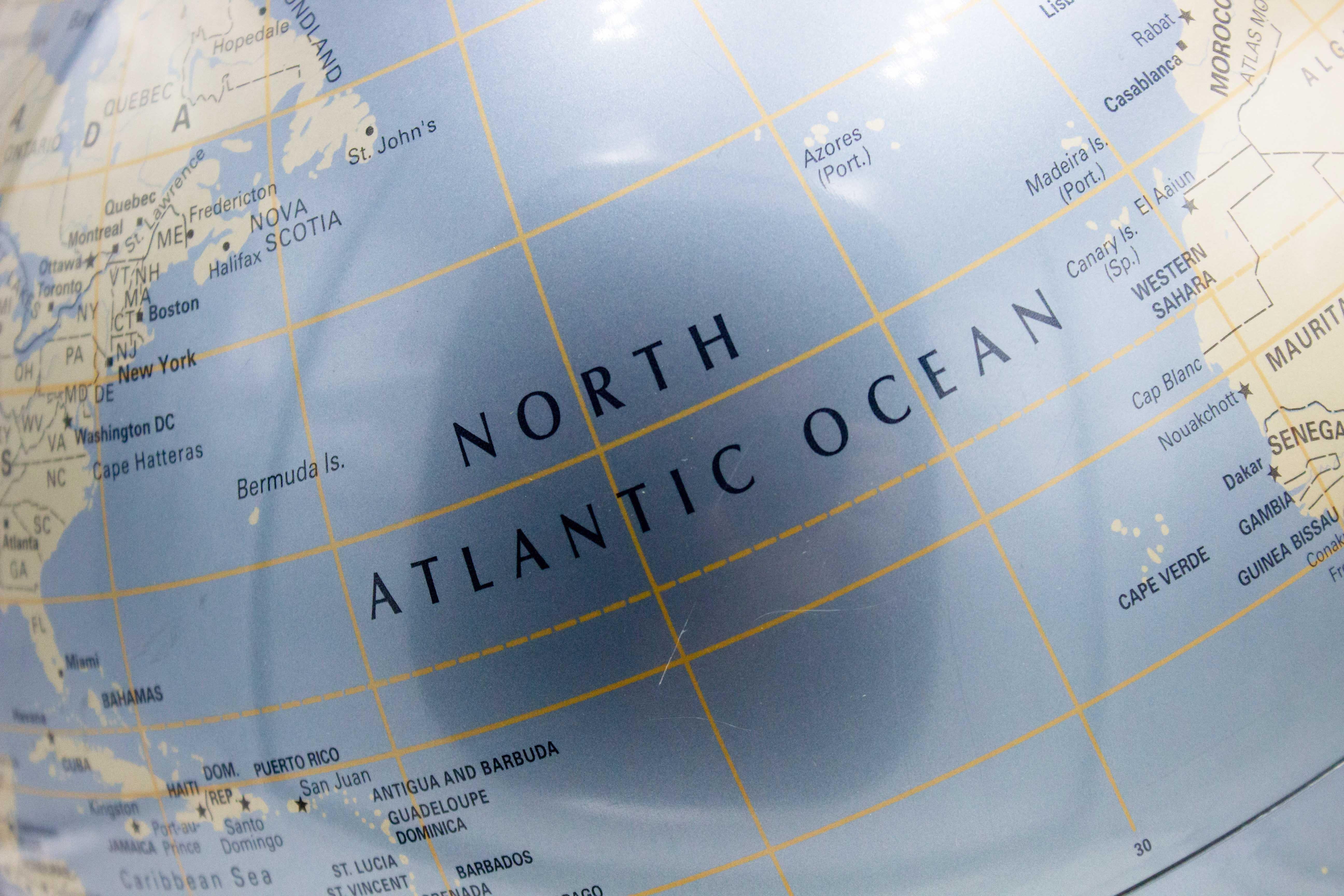 Globe du monde en métal AM Contemporary sur un support en lucite.