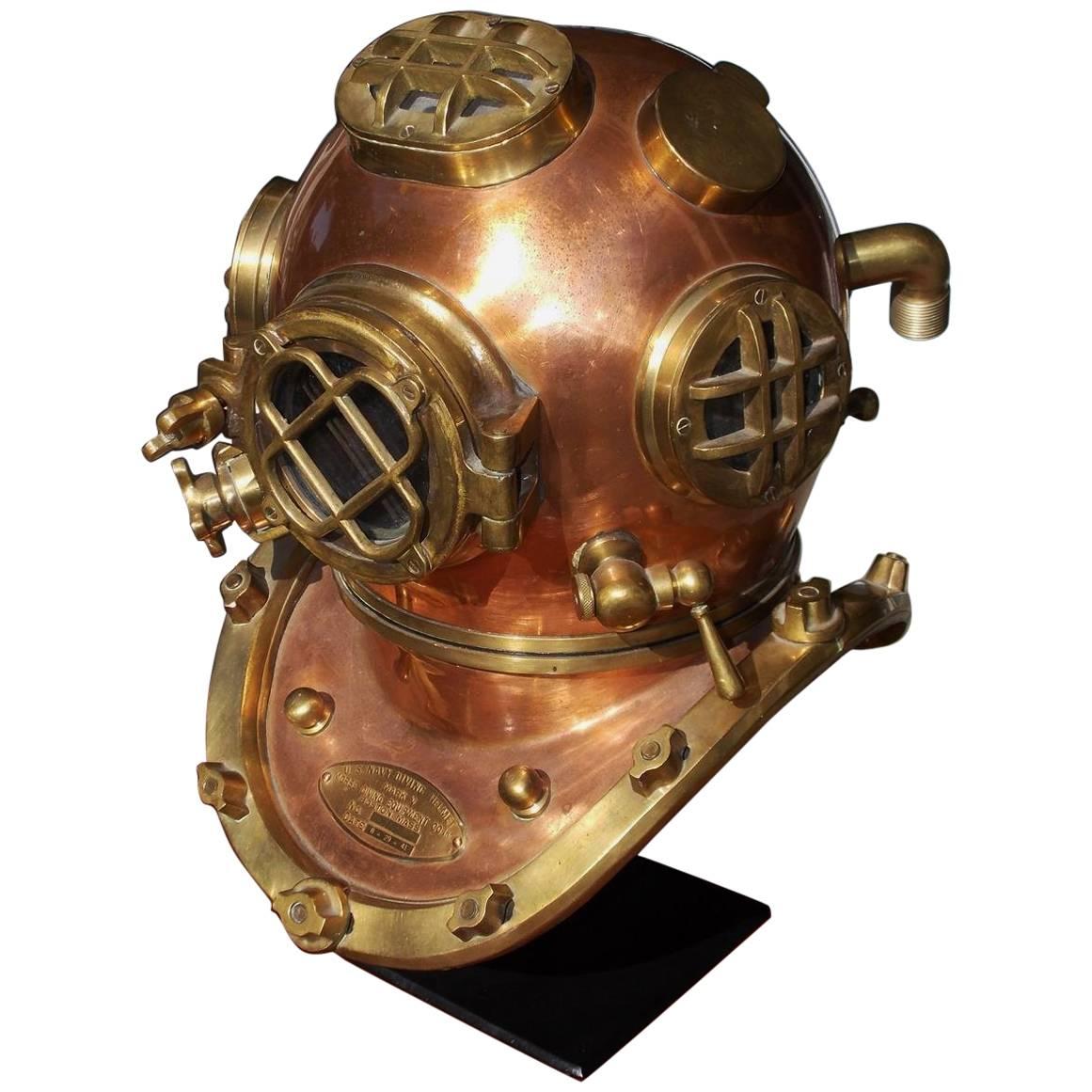 Réplique américaine de casque de plongée navale en cuivre et laiton:: Boston:: MA. 20ème siècle