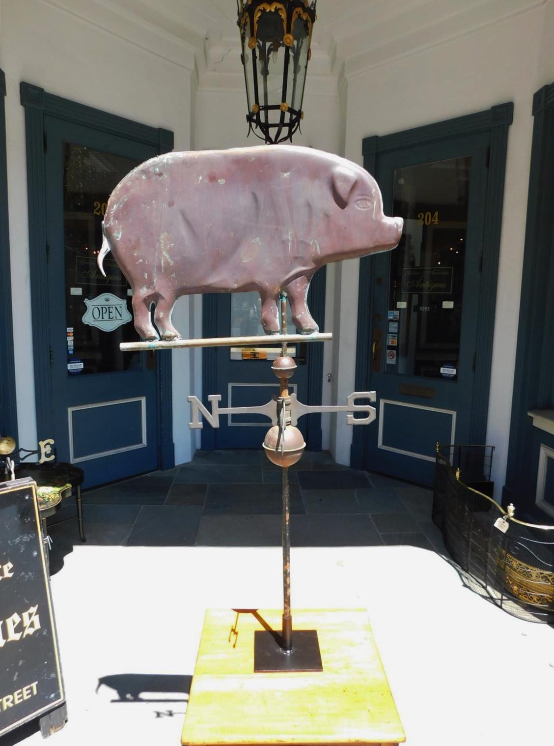 Girouette directionnelle à cochon en cuivre américain reposant sur un support en fer carré, fin du XIXe siècle.