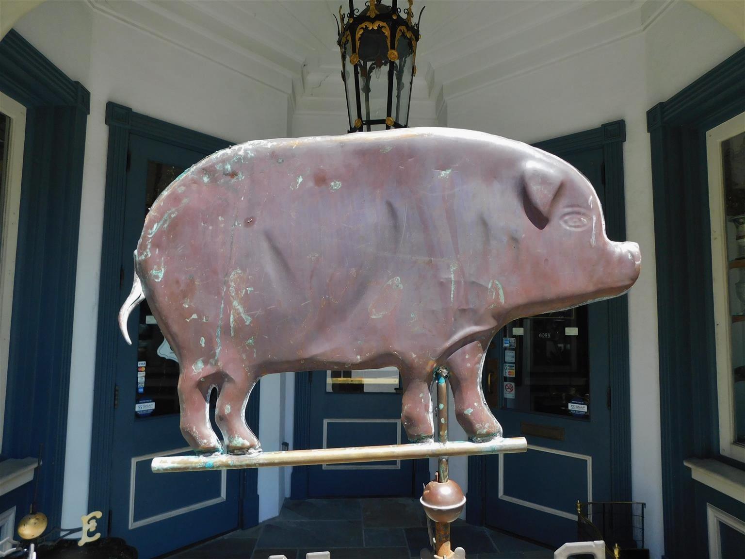 Moulage Girouette directionnelle américaine en cuivre à corps entier en forme de porc sur pied, vers 1880 en vente