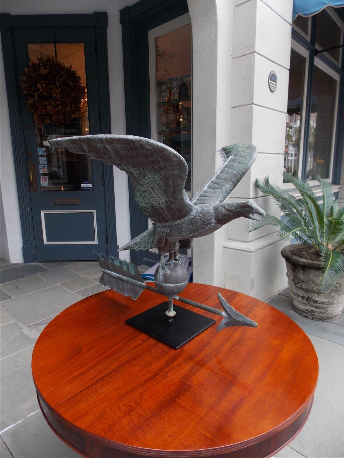 Artisanat Girouette américaine en cuivre en forme d'aigle aux ailes déployées avec sphère et flèche, vers 1880 en vente