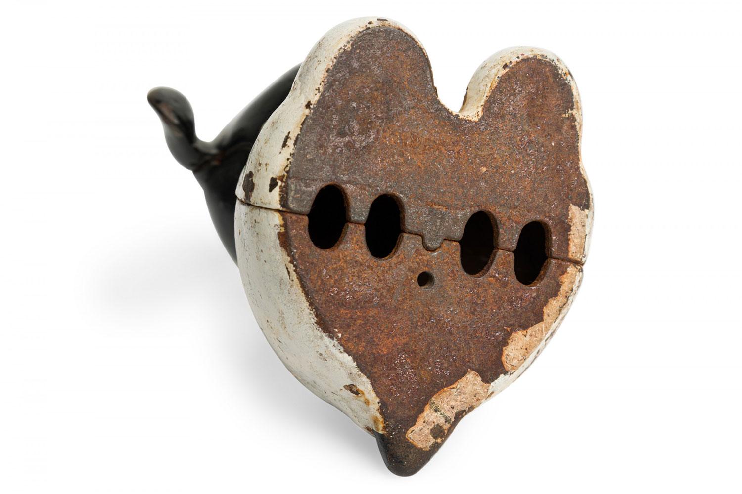 Antica banca di monete in ghisa dipinta in bianco e nero di American Country con forma di cane in vendita 2