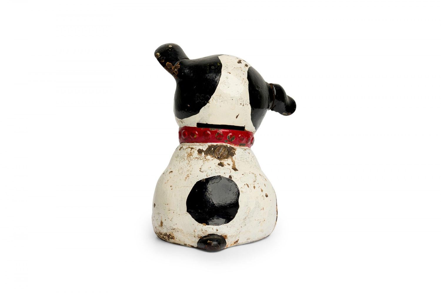 Americano Antica banca di monete in ghisa dipinta in bianco e nero di American Country con forma di cane in vendita