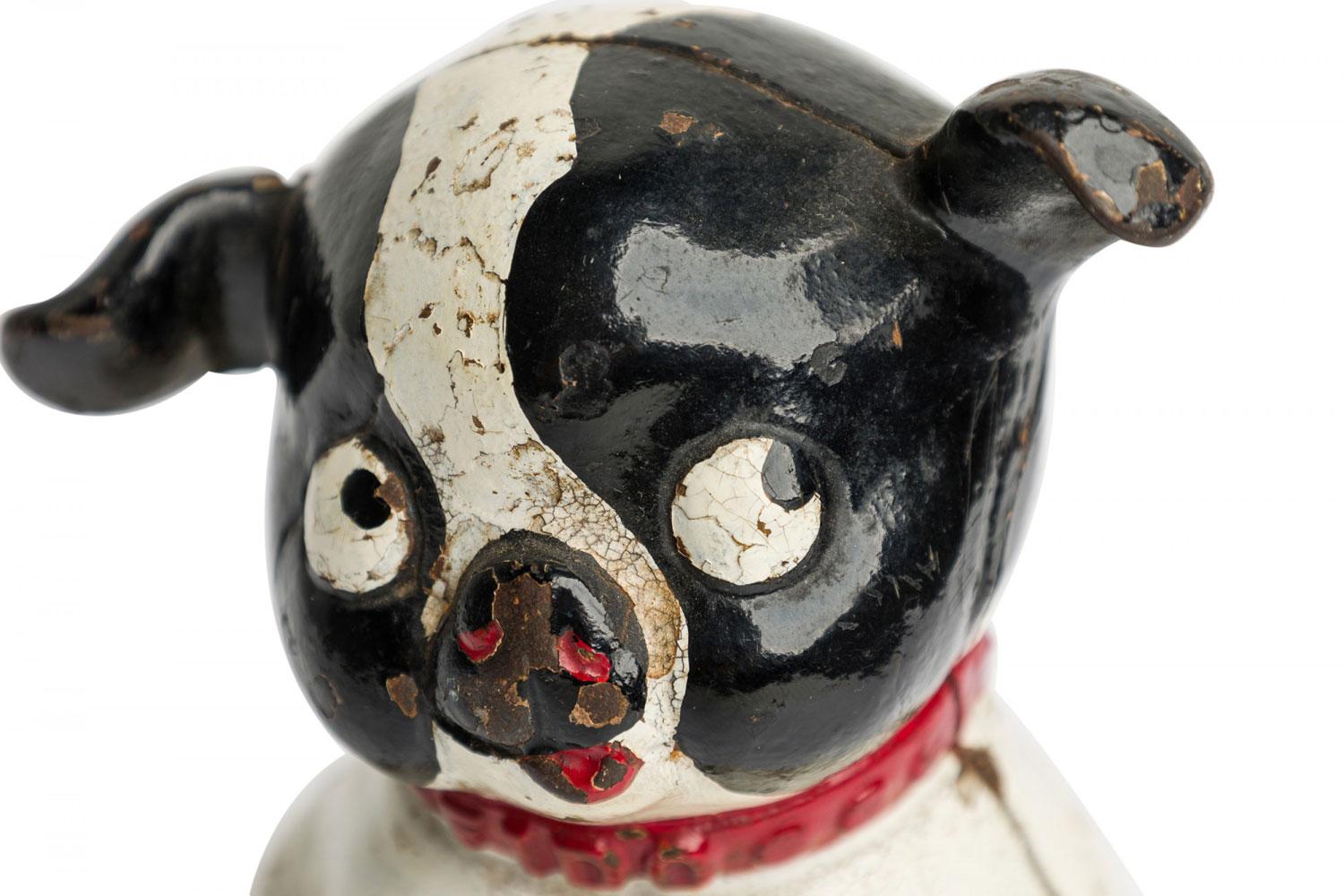 Antica banca di monete in ghisa dipinta in bianco e nero di American Country con forma di cane In condizioni buone in vendita a Queens, NY