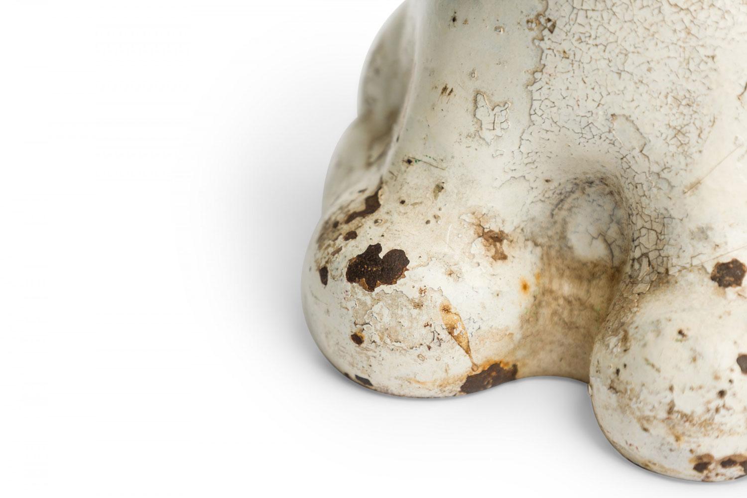 XX secolo Antica banca di monete in ghisa dipinta in bianco e nero di American Country con forma di cane in vendita