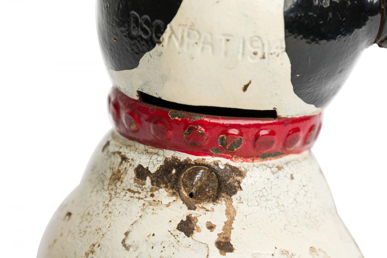 Ferro Antica banca di monete in ghisa dipinta in bianco e nero di American Country con forma di cane in vendita