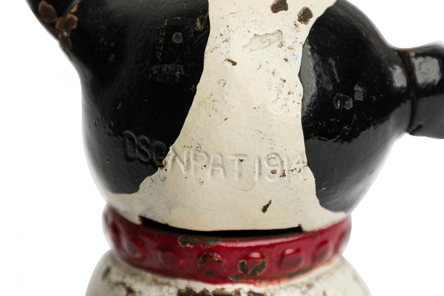 Antica banca di monete in ghisa dipinta in bianco e nero di American Country con forma di cane in vendita 1