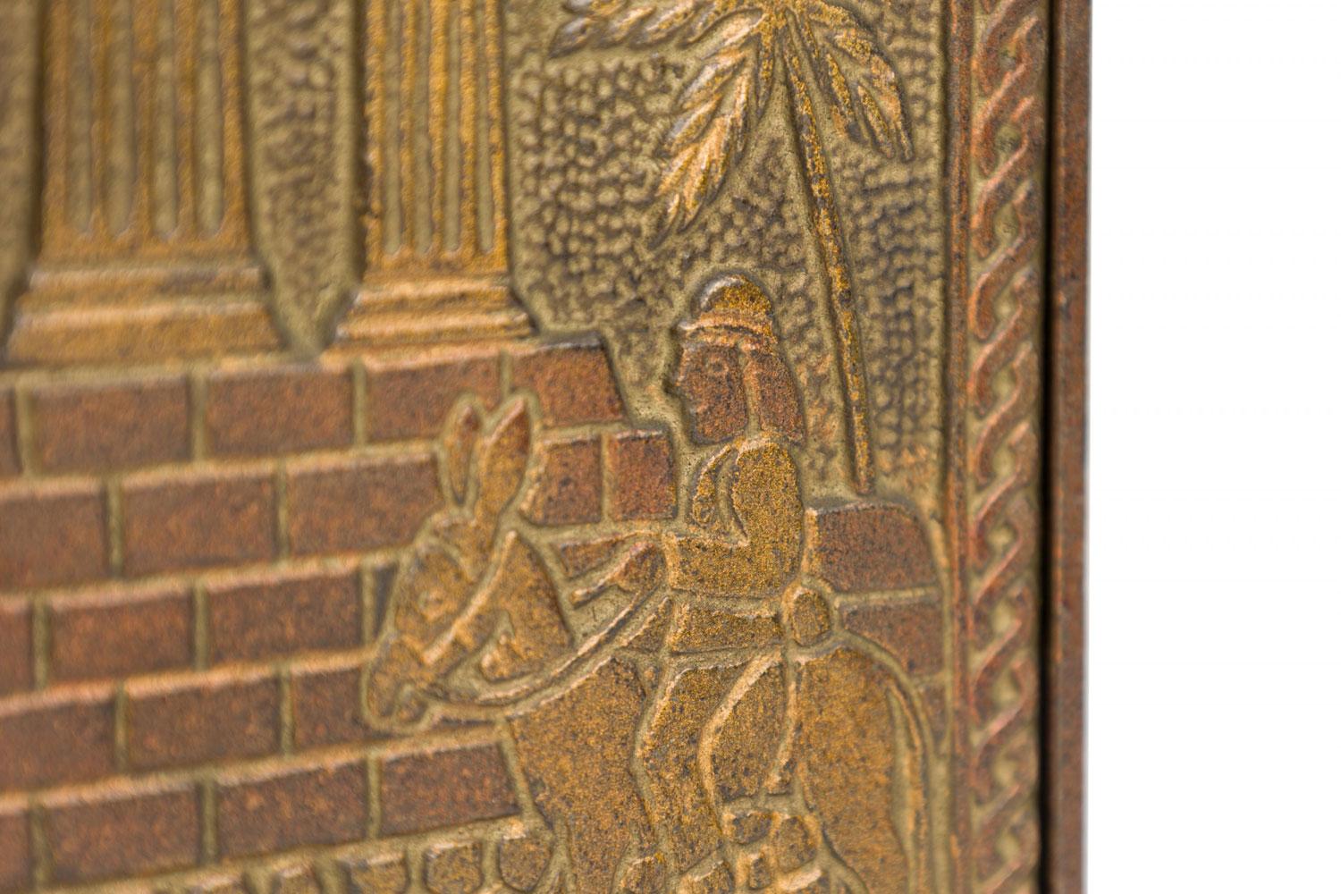 Banque de pièces de monnaie rectangulaire en métal coulé à motif arabe, de style rustique américain en vente 2