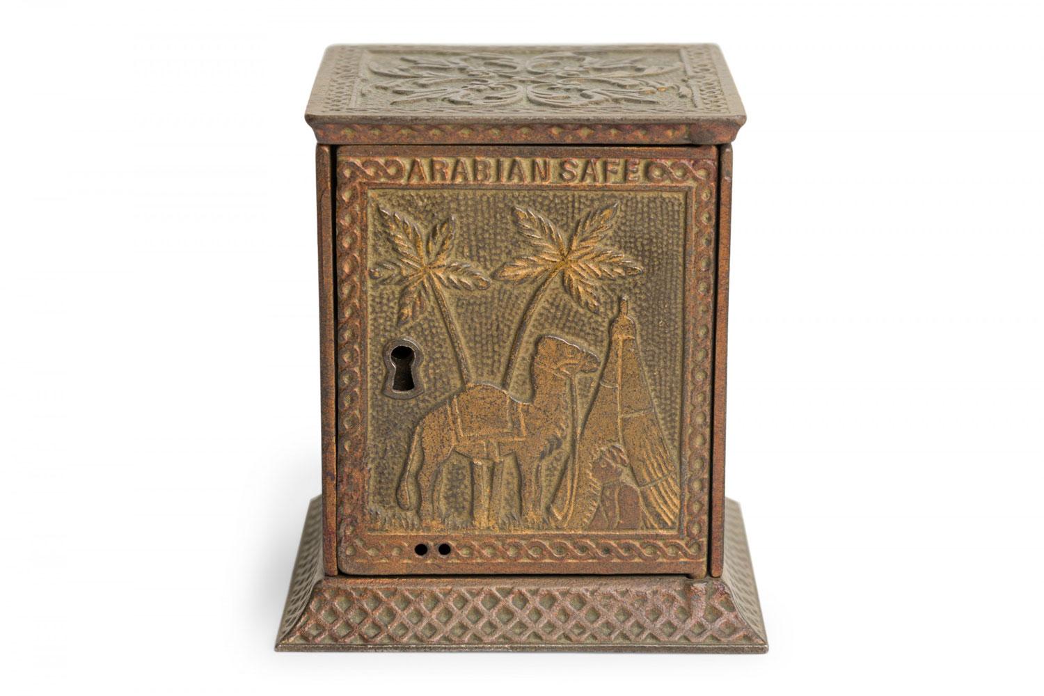 Banque de monnaie américaine ancienne (début du 20e siècle) en bronze moulé, de forme rectangulaire avec le haut et le bas évasés, présentant des motifs arabes.  (Pièce similaire : GRS6284)

Patine naturelle, clé manquante.