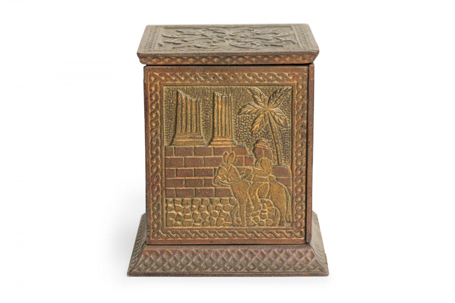 Rustique Banque de pièces de monnaie rectangulaire en métal coulé à motif arabe, de style rustique américain en vente