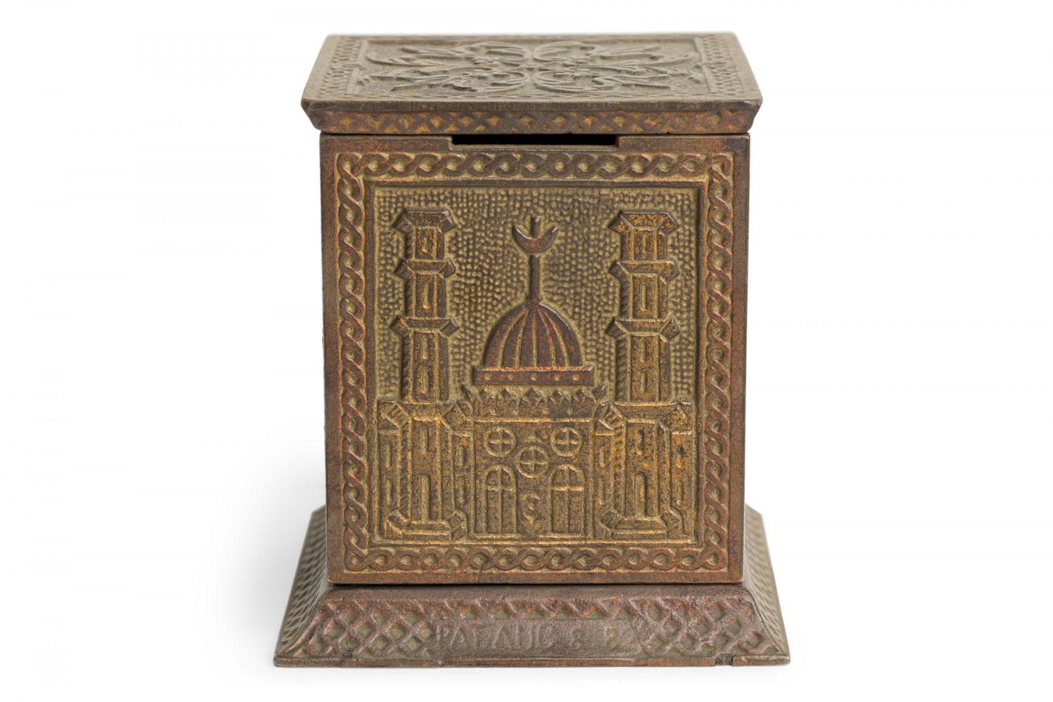 Américain Banque de pièces de monnaie rectangulaire en métal coulé à motif arabe, de style rustique américain en vente