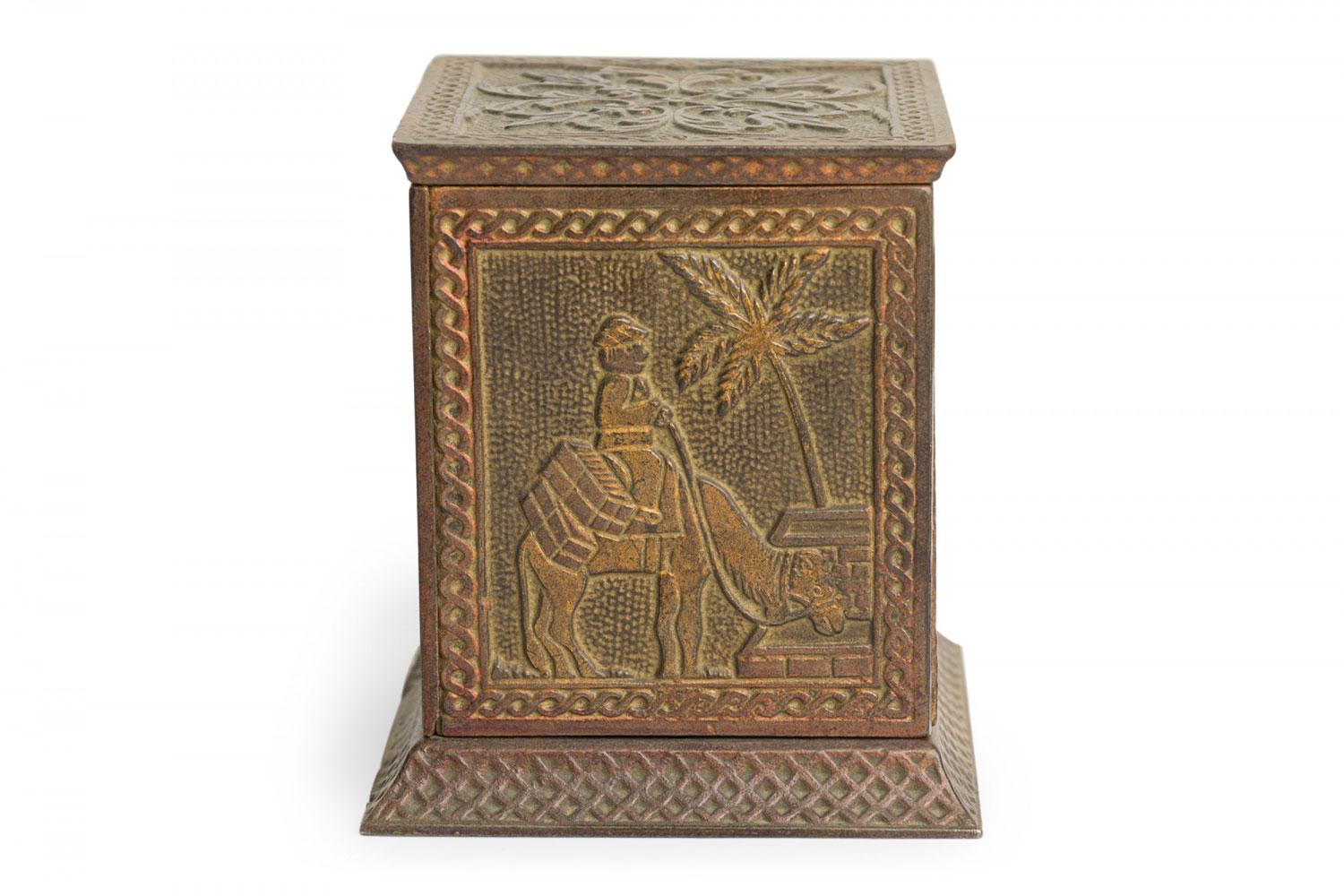 Moulage Banque de pièces de monnaie rectangulaire en métal coulé à motif arabe, de style rustique américain en vente