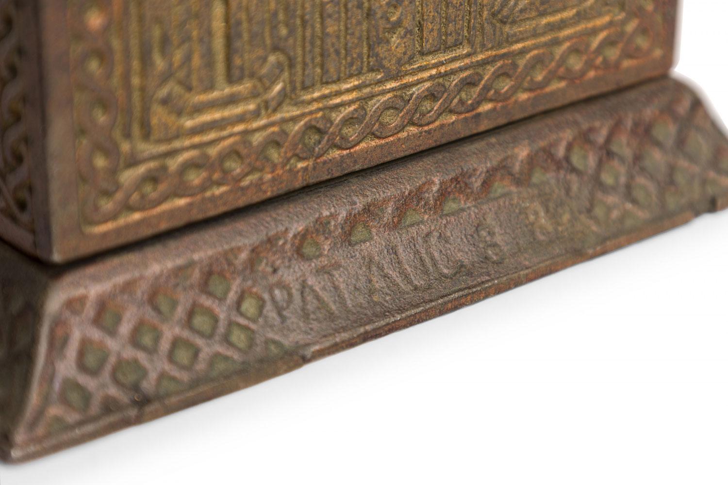 Banque de pièces de monnaie rectangulaire en métal coulé à motif arabe, de style rustique américain Bon état - En vente à Queens, NY