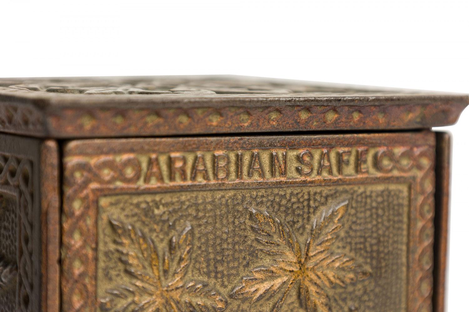 20ième siècle Banque de pièces de monnaie rectangulaire en métal coulé à motif arabe, de style rustique américain en vente