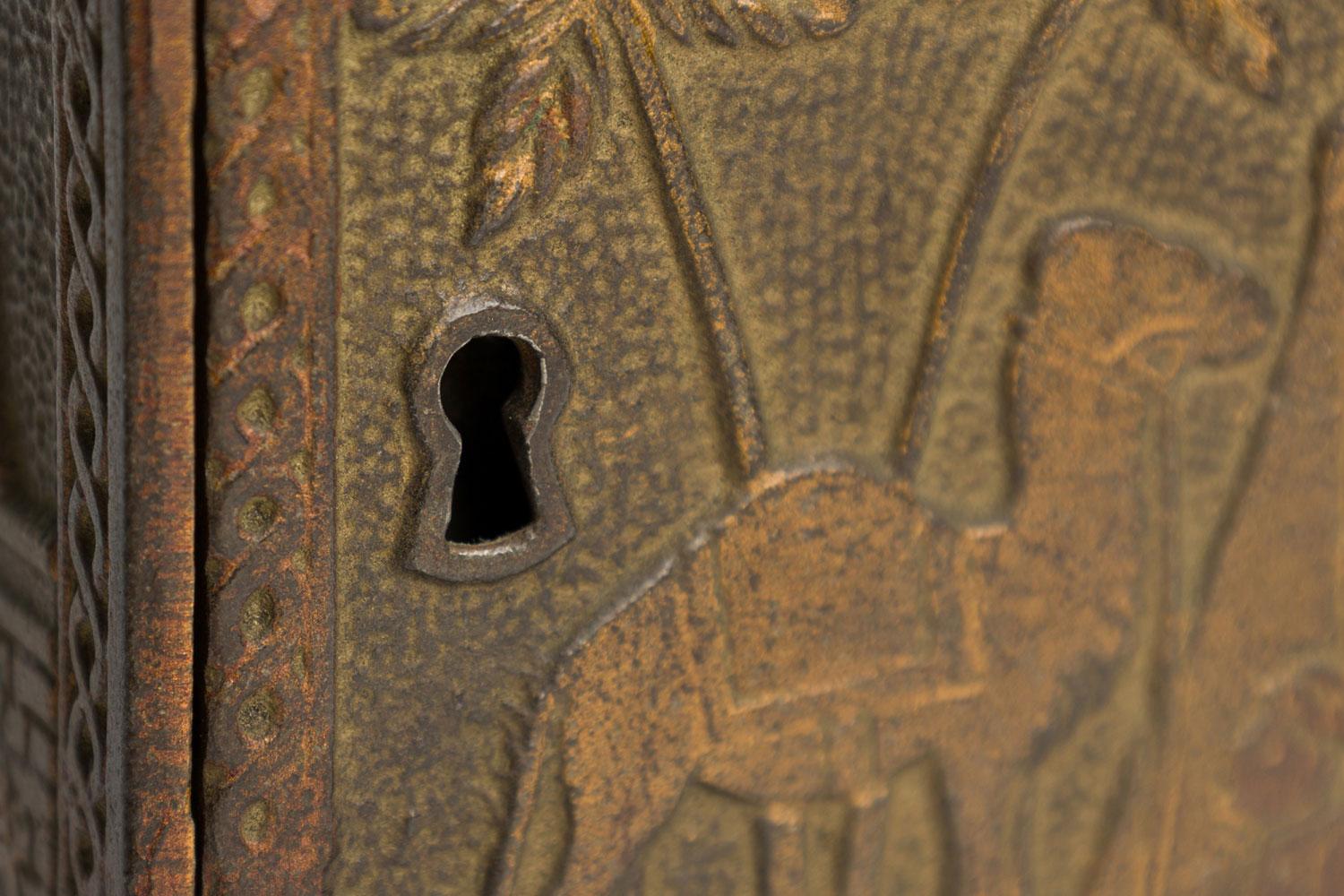 Bronze Banque de pièces de monnaie rectangulaire en métal coulé à motif arabe, de style rustique américain en vente