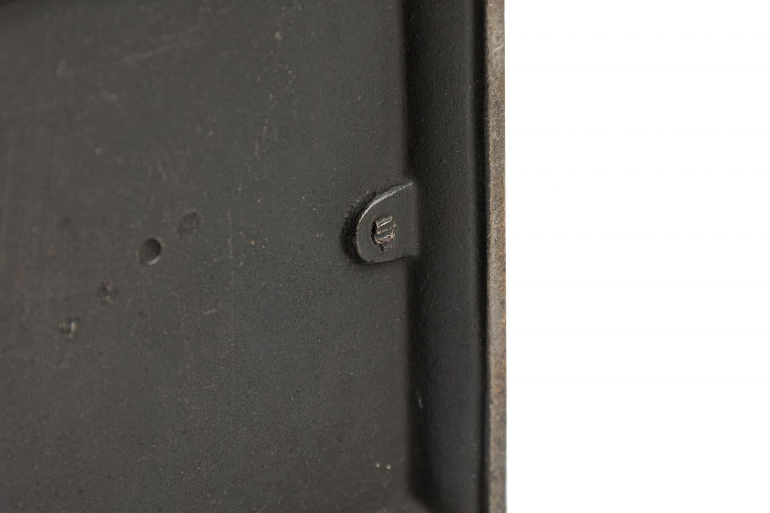 Banque de pièces de monnaie rectangulaire en métal coulé à motif arabe, de style rustique américain en vente 1