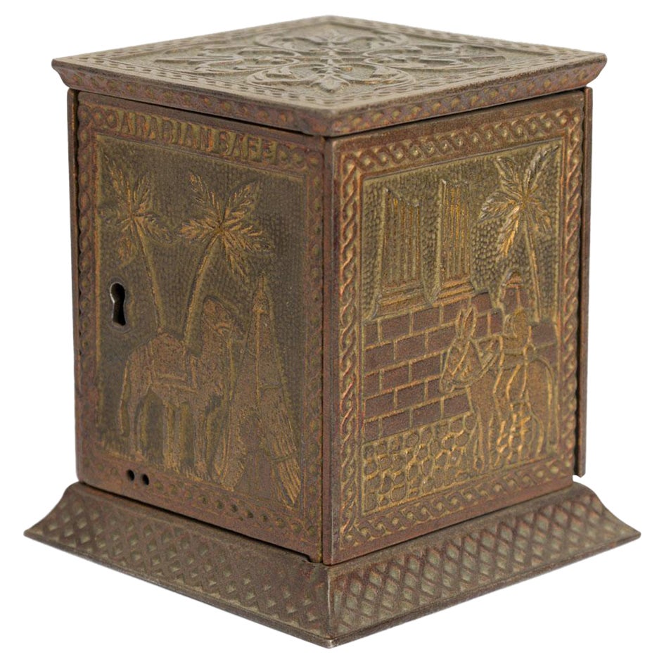 Banca di monete rettangolare con motivo arabo in metallo fuso, antica e rustica