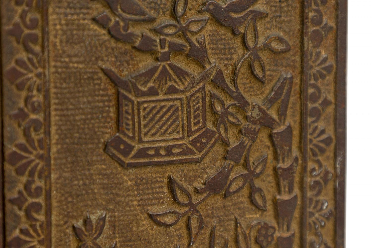 Banca di monete rettangolare antica in metallo fuso con motivi giapponesi in vendita 2