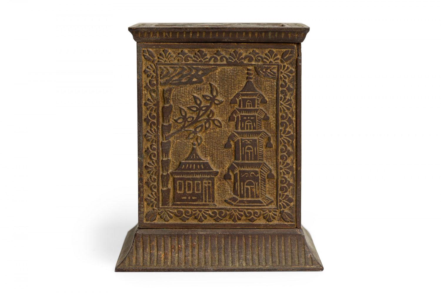 Rustico Banca di monete rettangolare antica in metallo fuso con motivi giapponesi in vendita