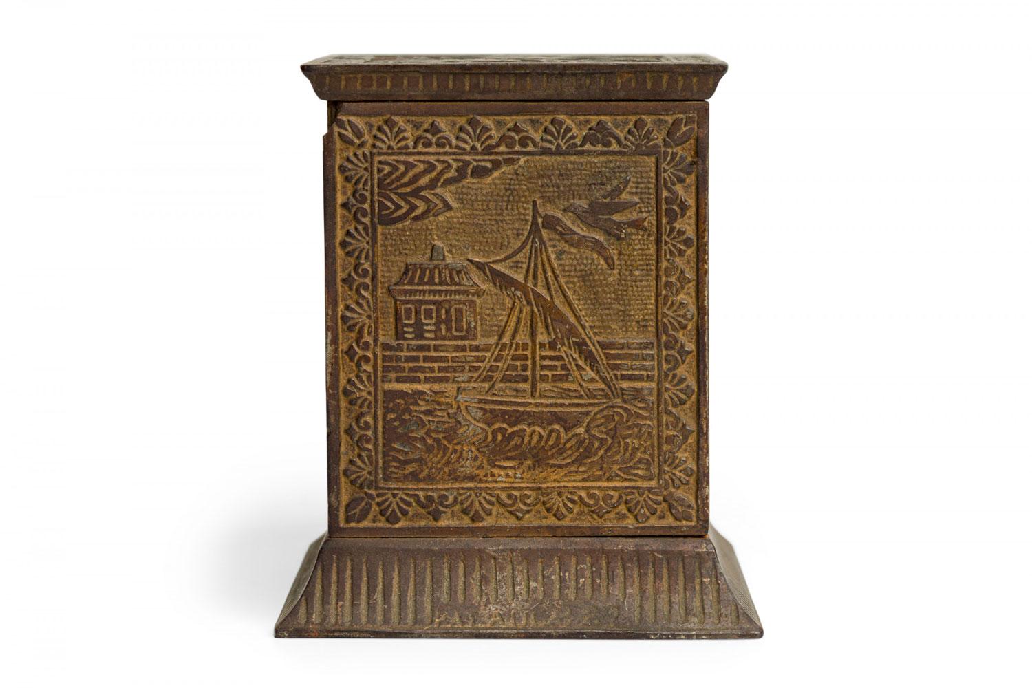 Americano Banca di monete rettangolare antica in metallo fuso con motivi giapponesi in vendita