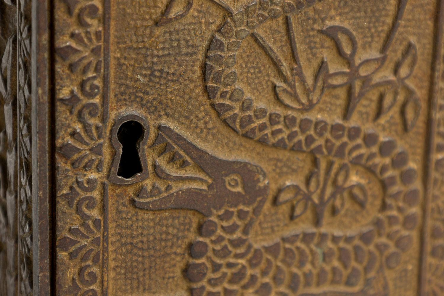 Banca di monete rettangolare antica in metallo fuso con motivi giapponesi In condizioni buone in vendita a Queens, NY