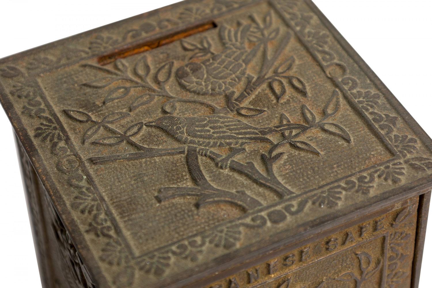 XX secolo Banca di monete rettangolare antica in metallo fuso con motivi giapponesi in vendita